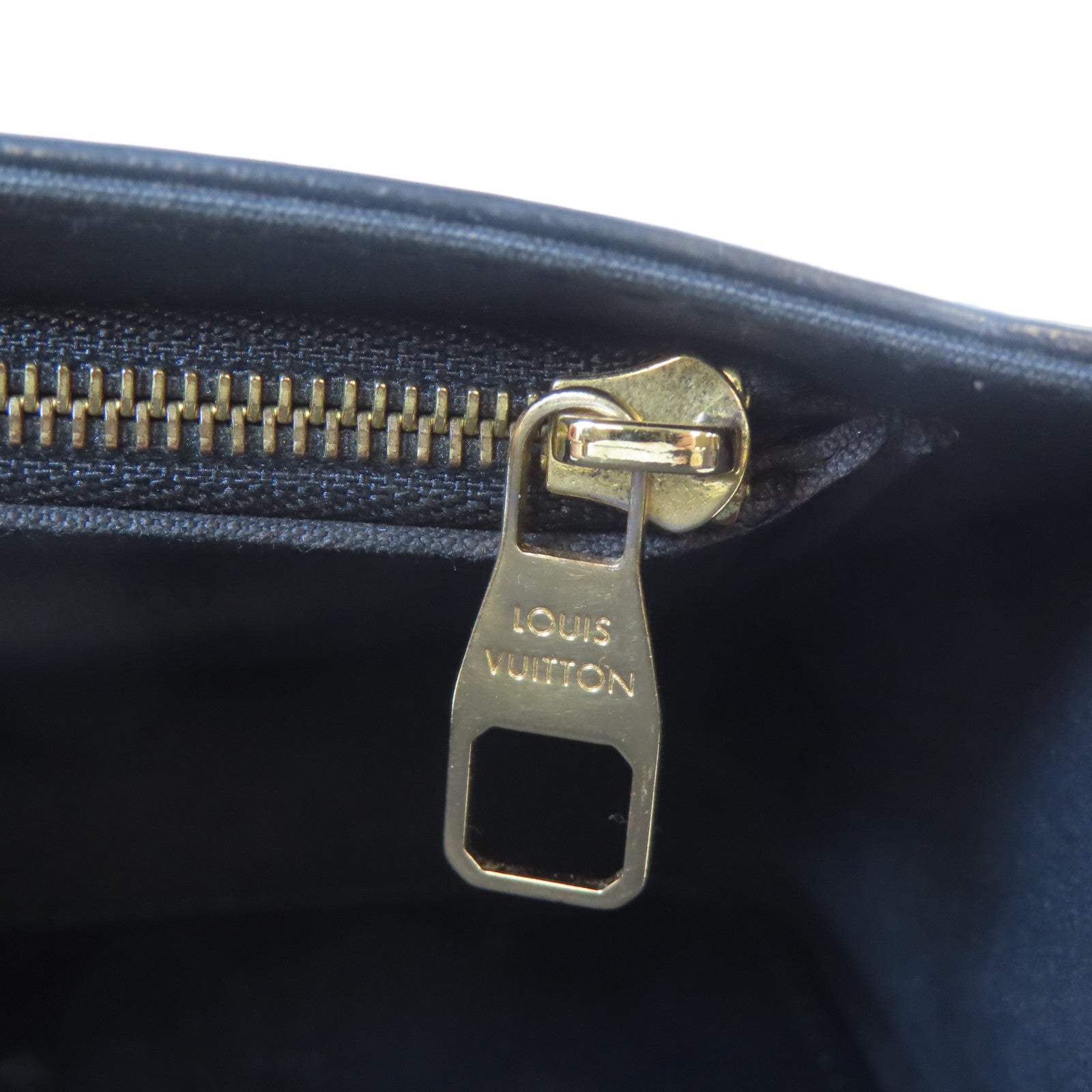 LOUIS VUITTON 漆皮皮革Pochette Louise MM金扣鏈帶肩背袋黑色