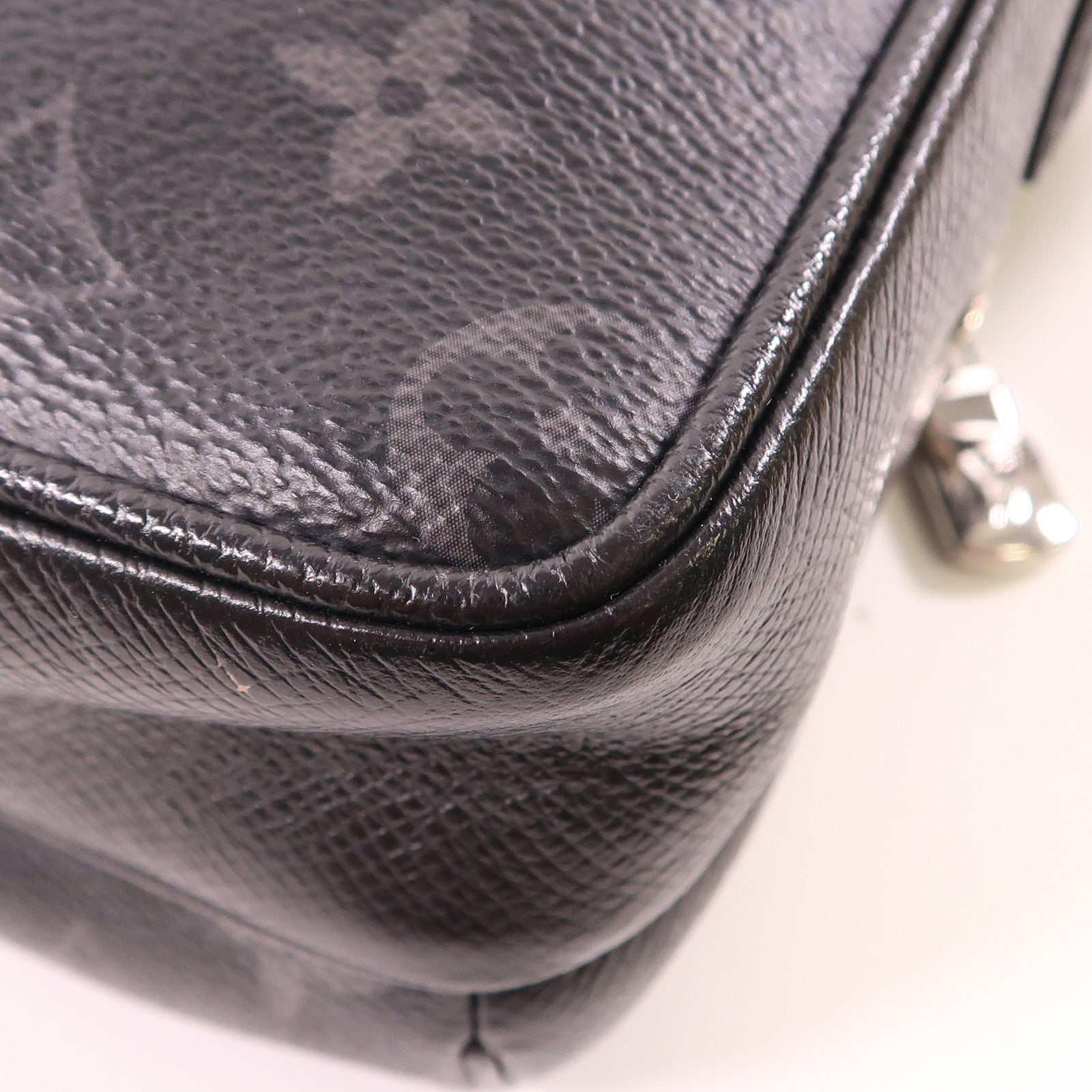 LOUIS VUITTON Monogram Eclipse/Taiga Outdoor Messenger銀扣肩背袋