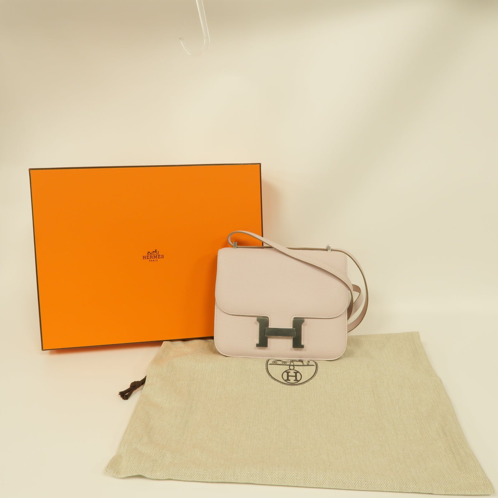 HERMES **【激減優惠】Chevre皮革Constance Mini銀扣肩背袋Mauve Pale粉紅色