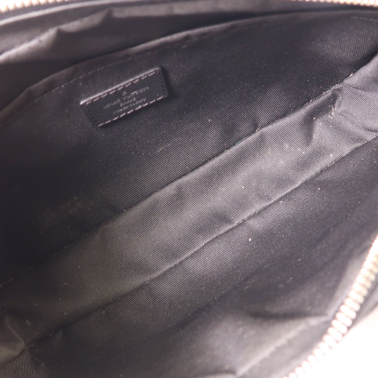 LOUIS VUITTON Monogram Eclipse/Taiga Outdoor Messenger銀扣肩背袋
