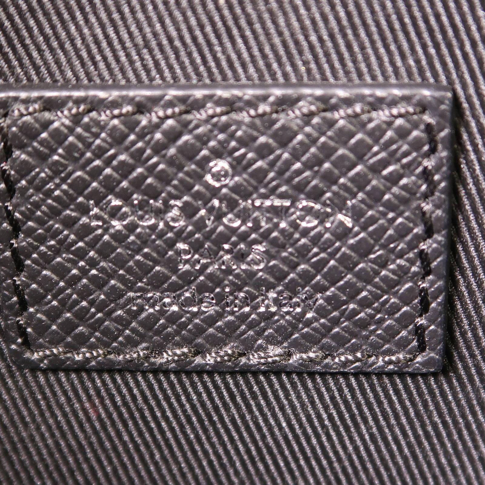 LOUIS VUITTON Monogram Eclipse/Taiga Outdoor Messenger銀扣肩背袋