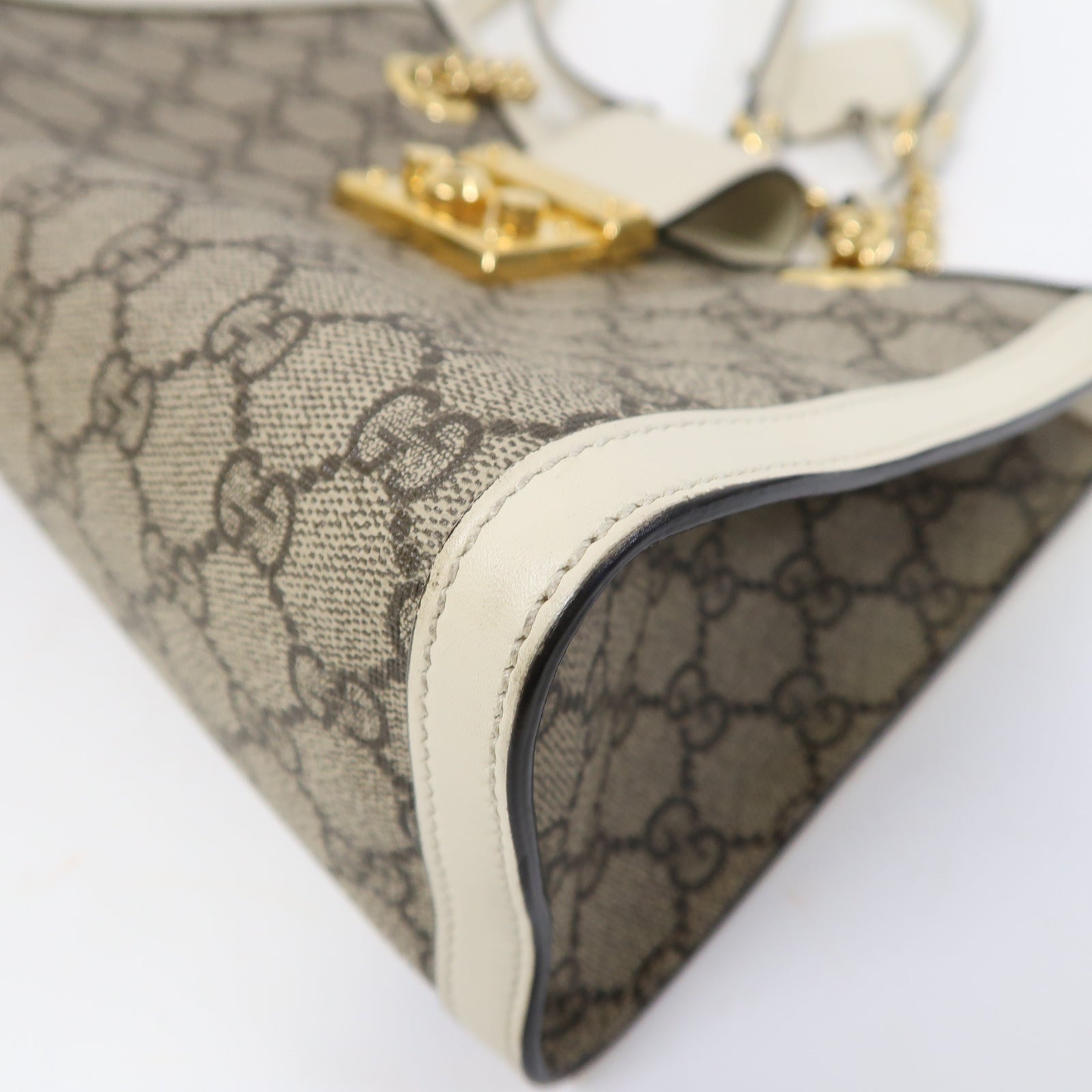 GUCCI 塗層帆布Padlock GG Small金扣鏈帶肩背袋啡色/白色