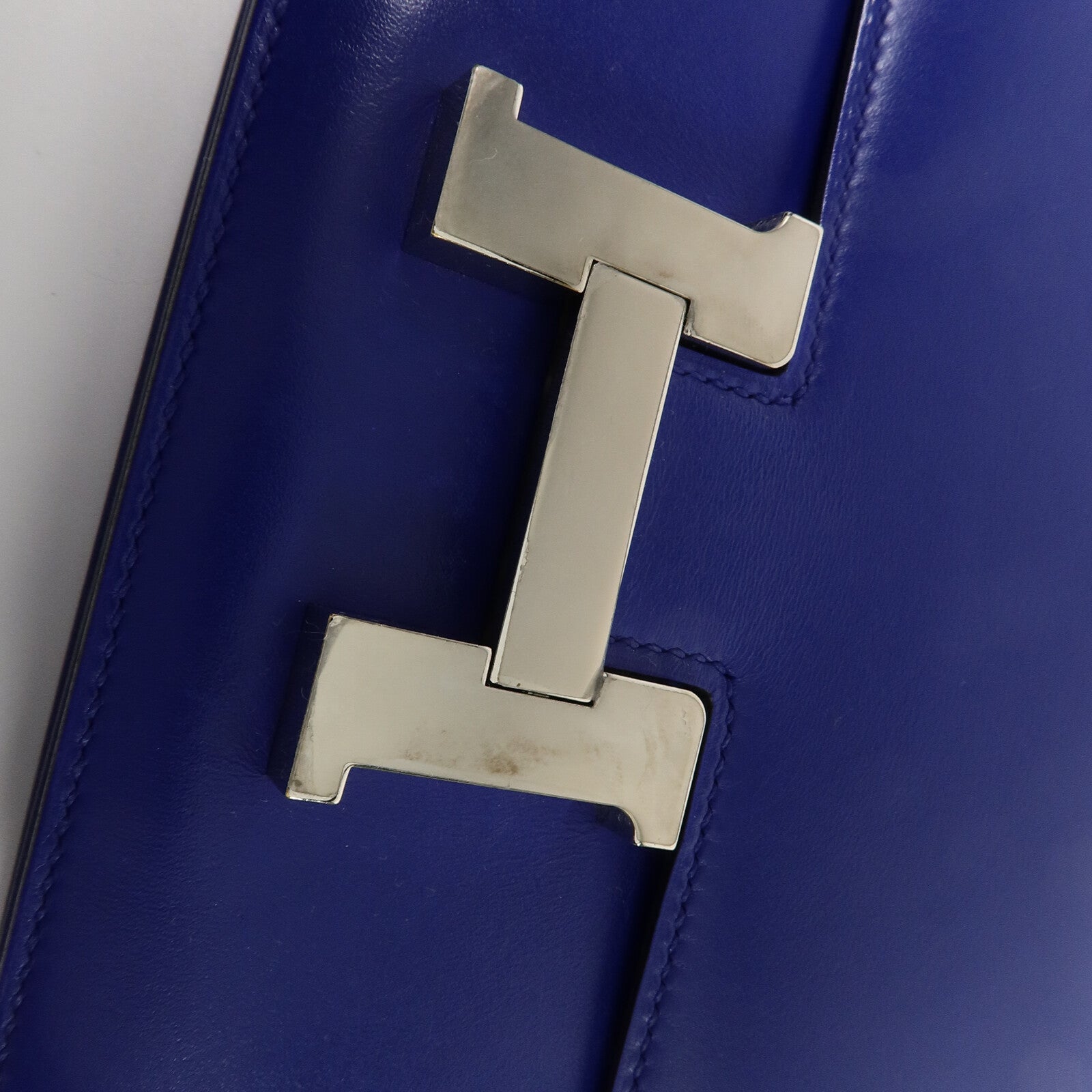 HERMES Tadelakt皮革Constance Mini肩背袋Bleu Electrique