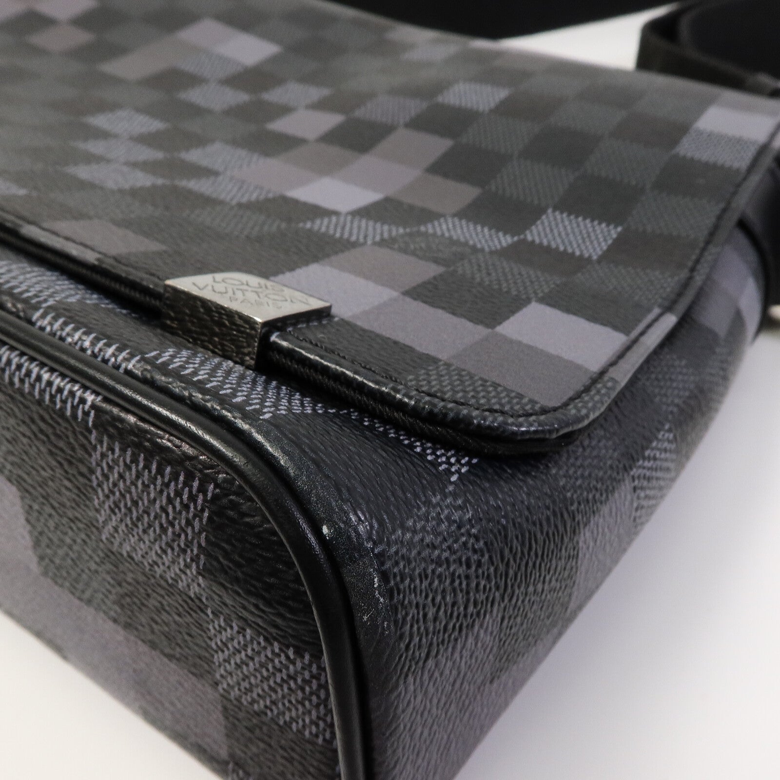 LOUIS VUITTON Damier Graphite Pixel District PM肩背袋