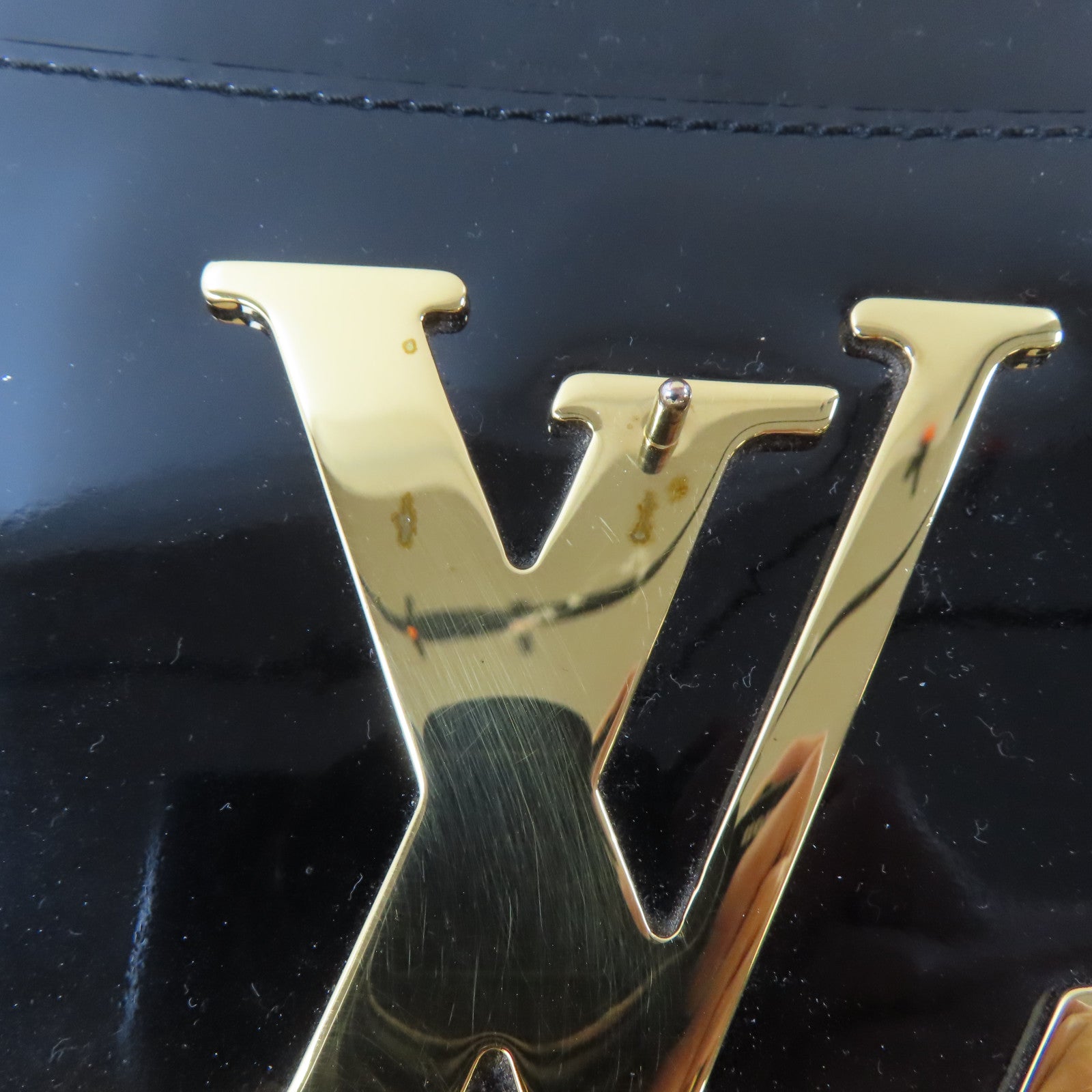 LOUIS VUITTON 漆皮皮革Pochette Louise MM金扣鏈帶肩背袋黑色