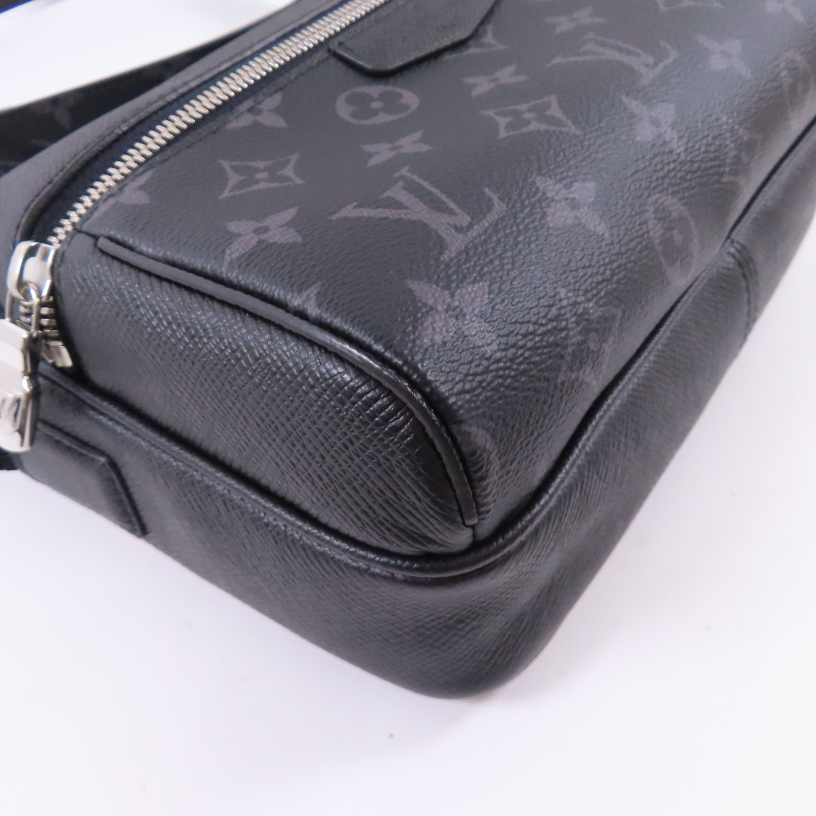 LOUIS VUITTON Monogram Eclipse/Taiga Outdoor Messenger銀扣肩背袋