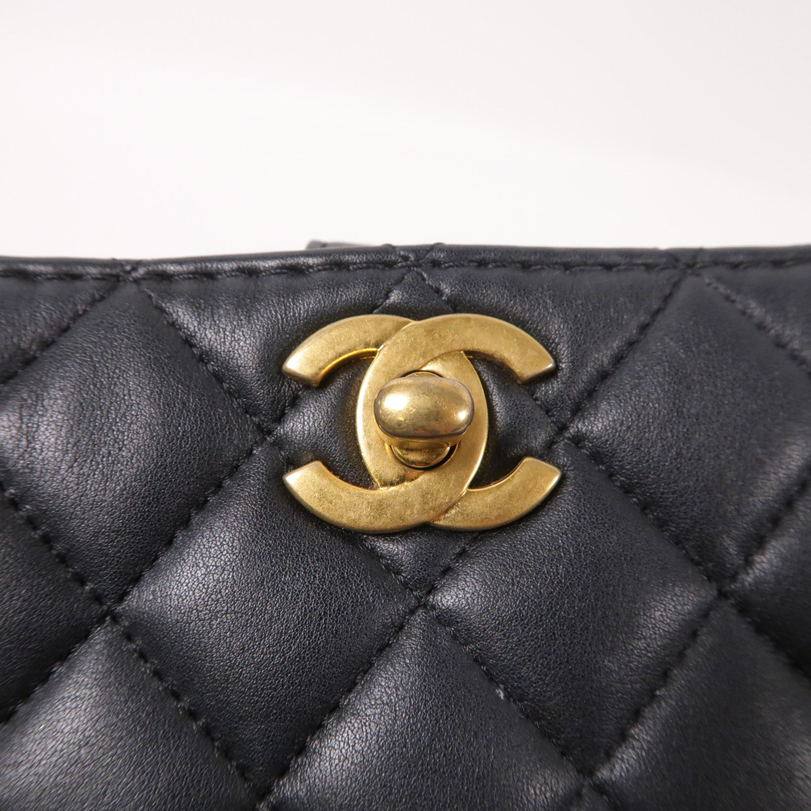 CHANEL 【激減優惠】菱格牛皮皮革Bucket Tote金扣手挽袋黑色/啡色