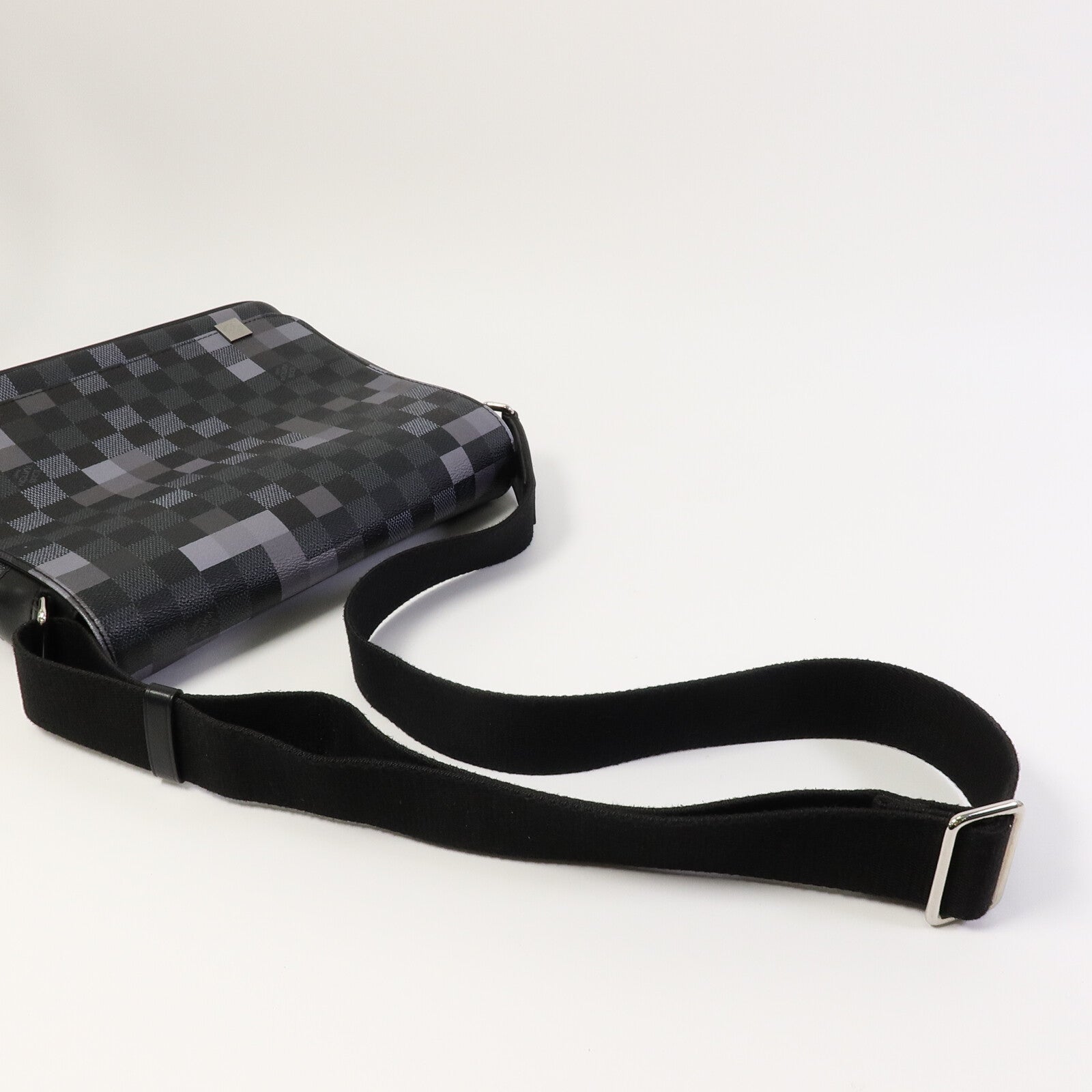 LOUIS VUITTON Damier Graphite Pixel District PM肩背袋