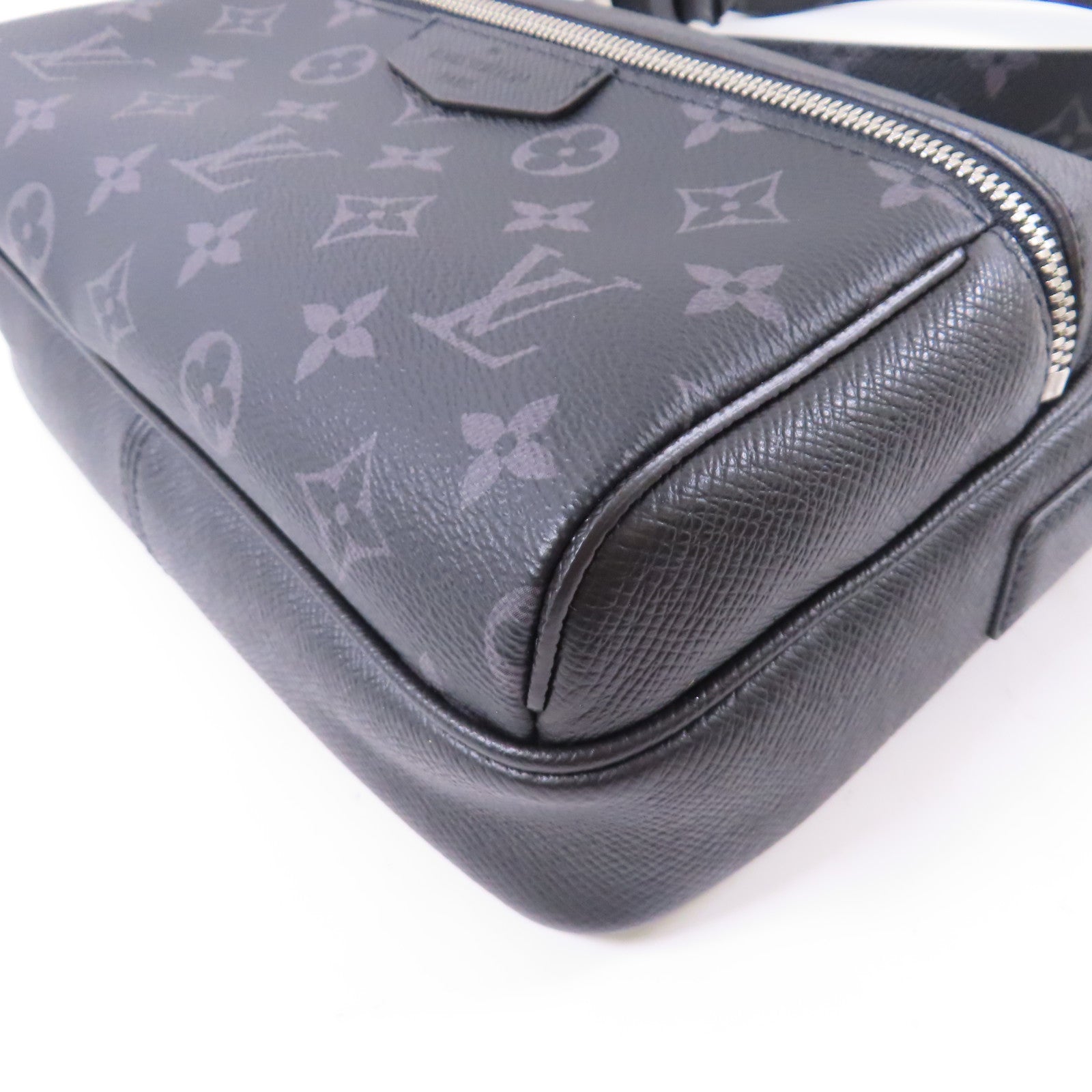 LOUIS VUITTON Monogram Eclipse/Taiga Outdoor Messenger銀扣肩背袋