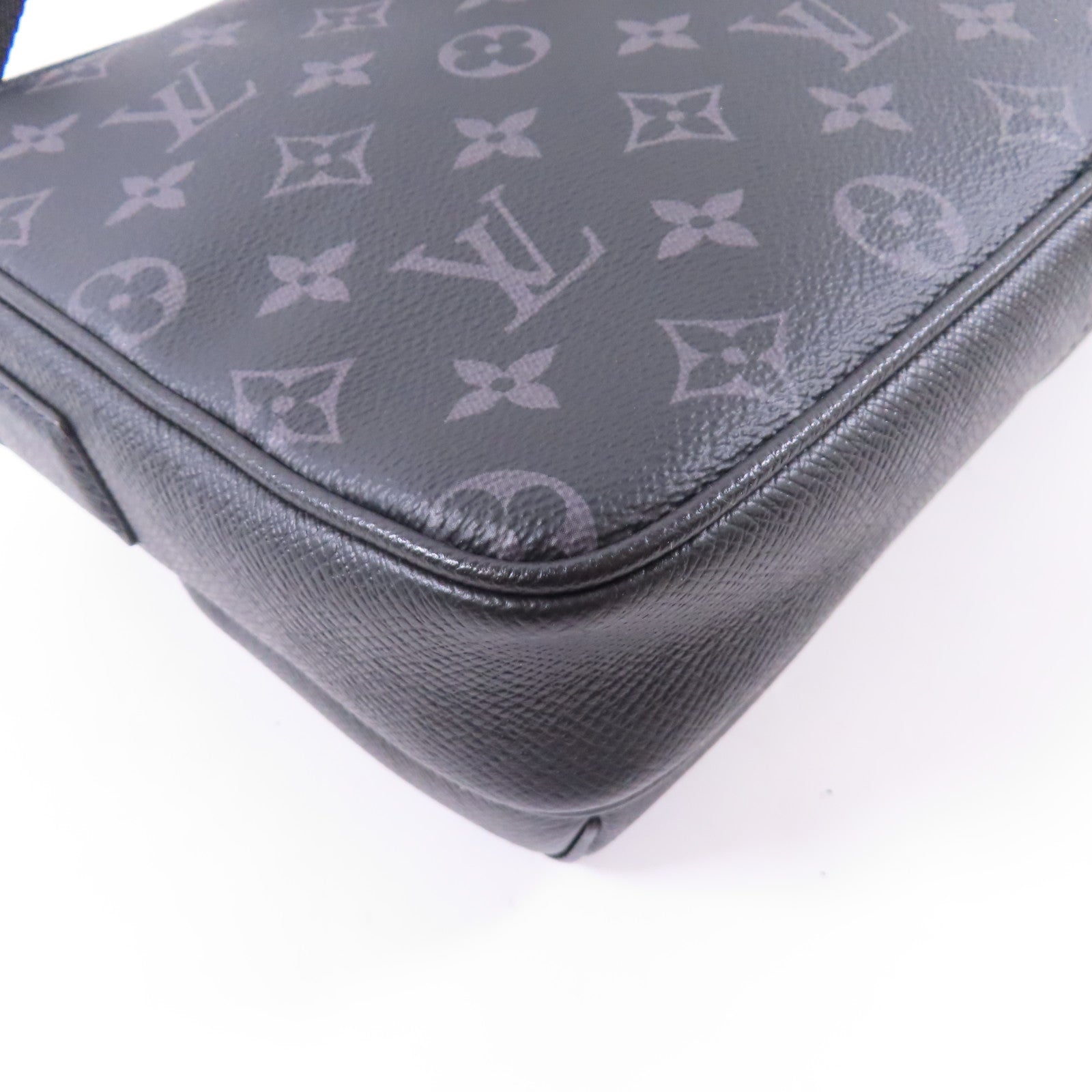 LOUIS VUITTON Monogram Eclipse/Taiga Outdoor Messenger銀扣肩背袋