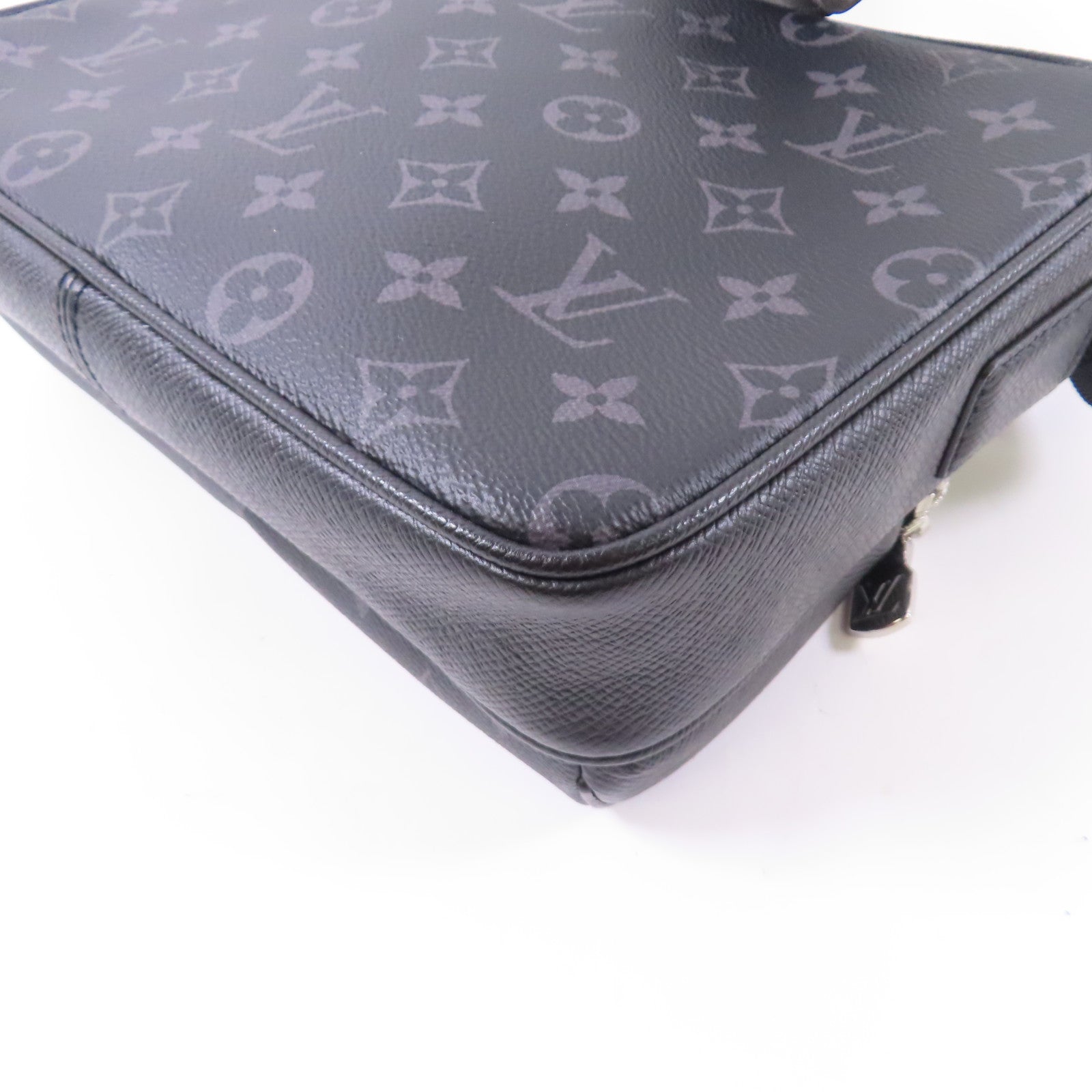 LOUIS VUITTON Monogram Eclipse/Taiga Outdoor Messenger銀扣肩背袋