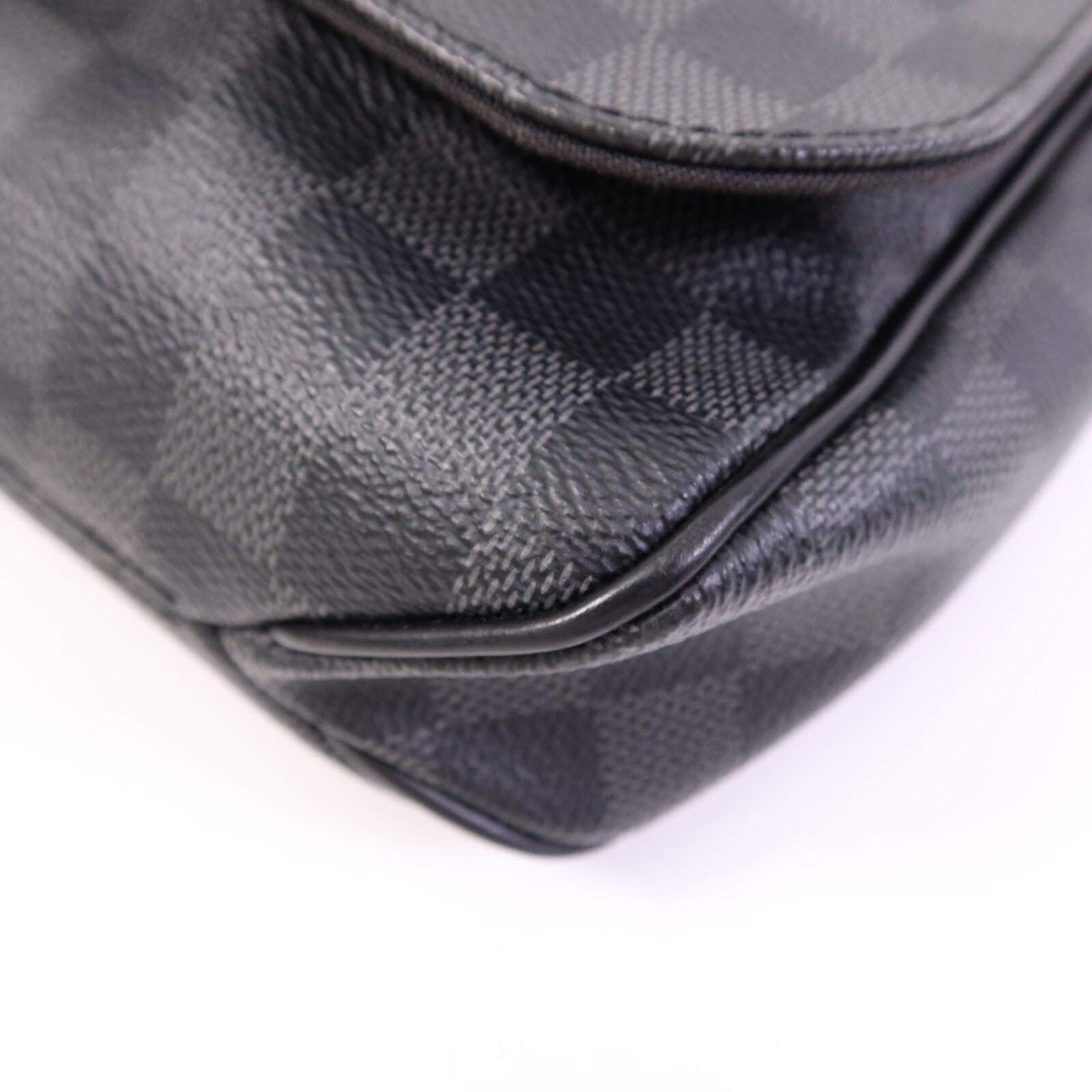LOUIS VUITTON Damier Graphite District PM銀扣肩背袋