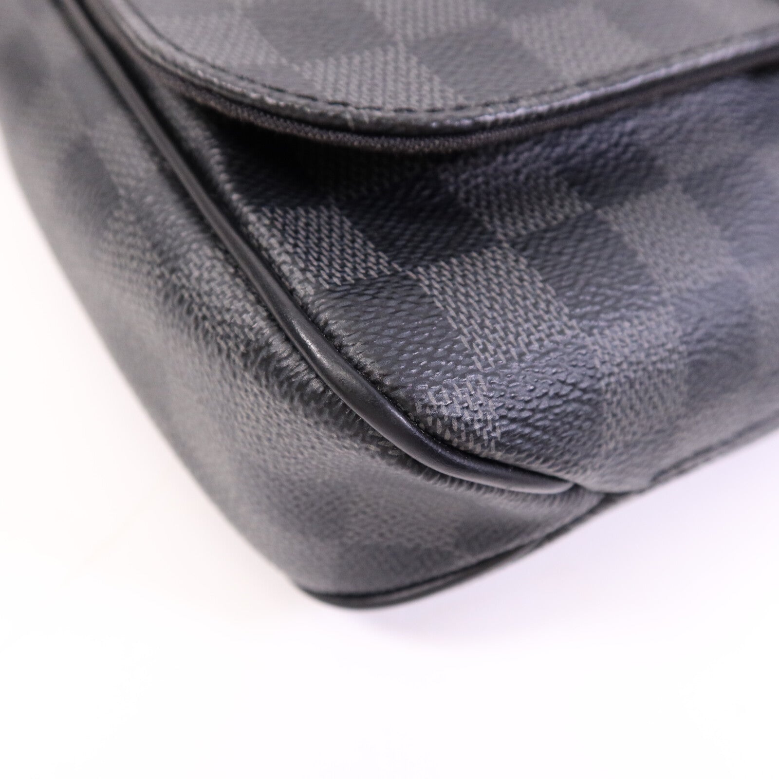 LOUIS VUITTON Damier Graphite District PM銀扣肩背袋