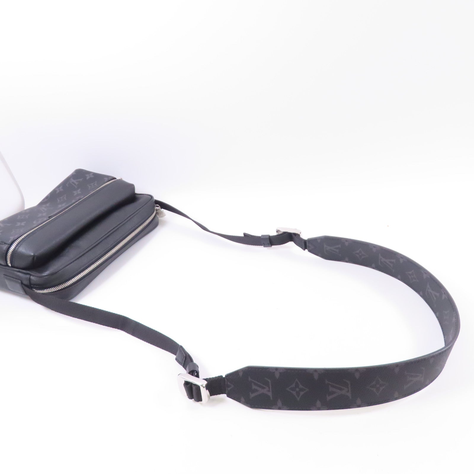 LOUIS VUITTON Monogram Eclipse/Taiga Outdoor Messenger銀扣肩背袋
