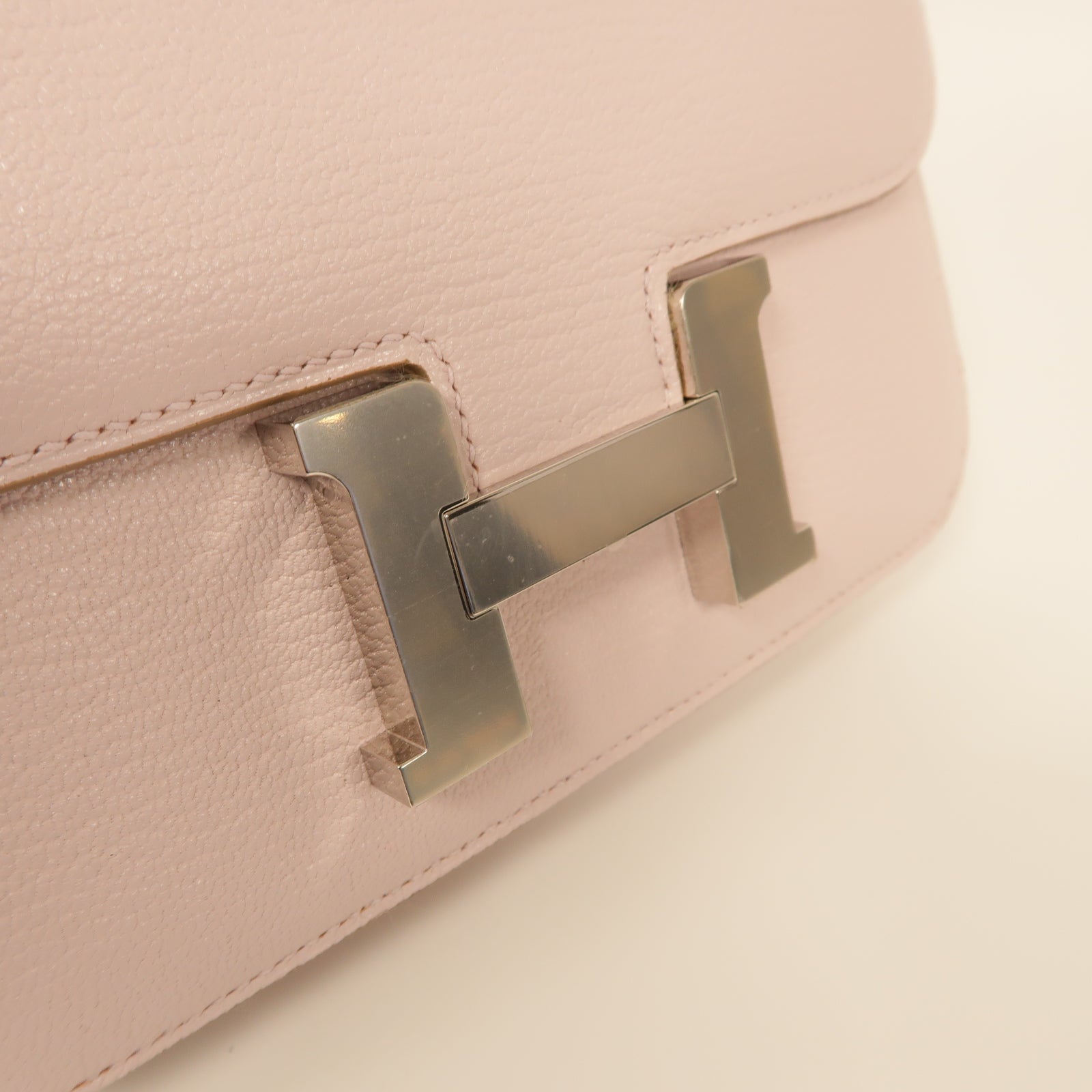 HERMES **【激減優惠】Chevre皮革Constance Mini銀扣肩背袋Mauve Pale粉紅色