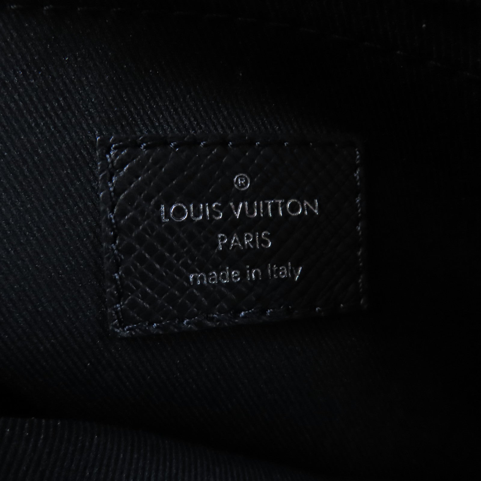 LOUIS VUITTON Monogram Eclipse/Taiga Outdoor Messenger銀扣肩背袋