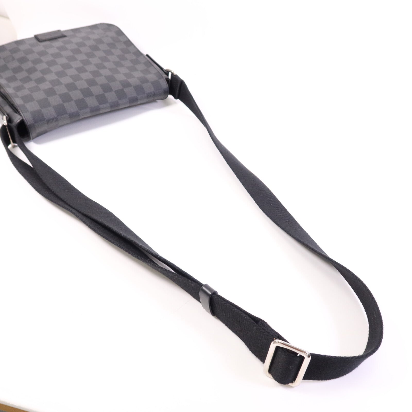 LOUIS VUITTON Damier Graphite District PM銀扣肩背袋
