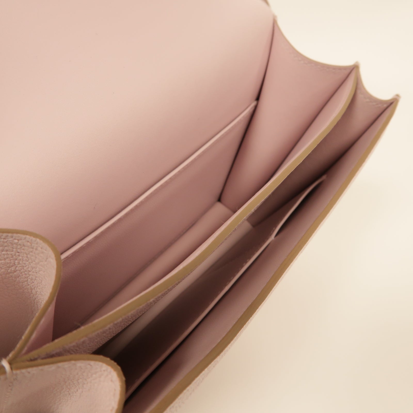 HERMES **【激減優惠】Chevre皮革Constance Mini銀扣肩背袋Mauve Pale粉紅色