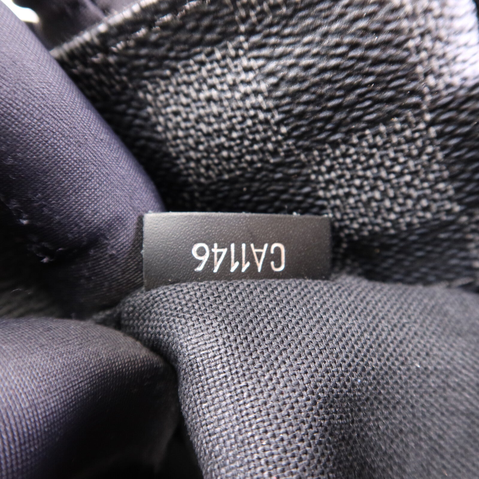 LOUIS VUITTON Damier Graphite District PM銀扣肩背袋