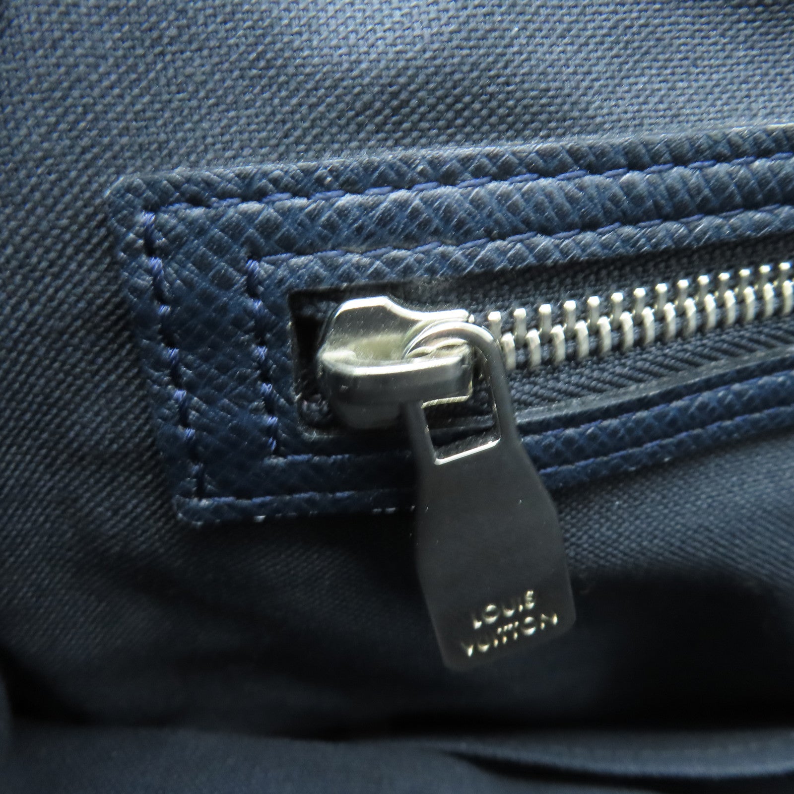 LOUIS VUITTON 【激減優惠】Taiga Roman Messenger銀扣肩背袋深藍色