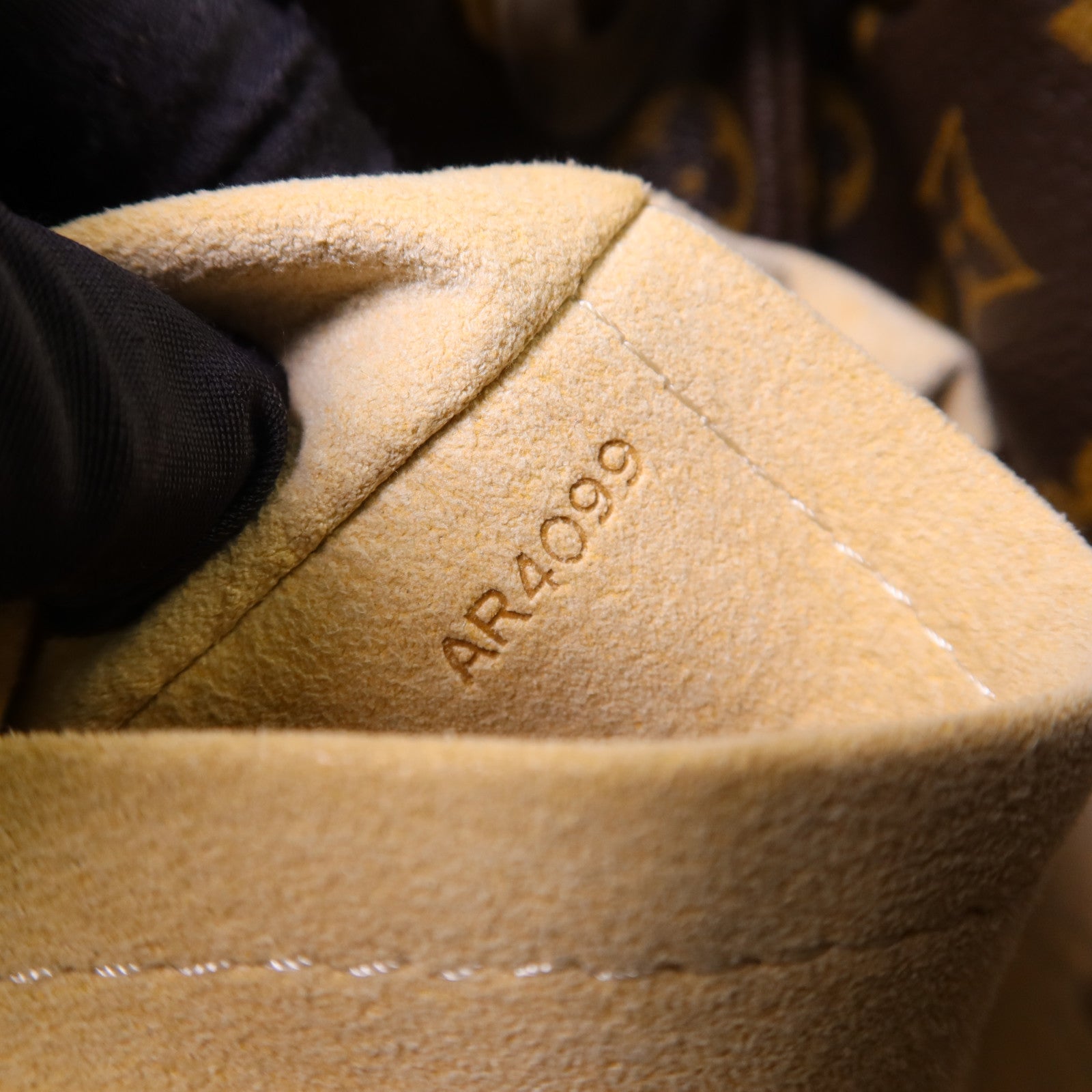 LOUIS VUITTON Monogram Artsy GM金扣肩背袋