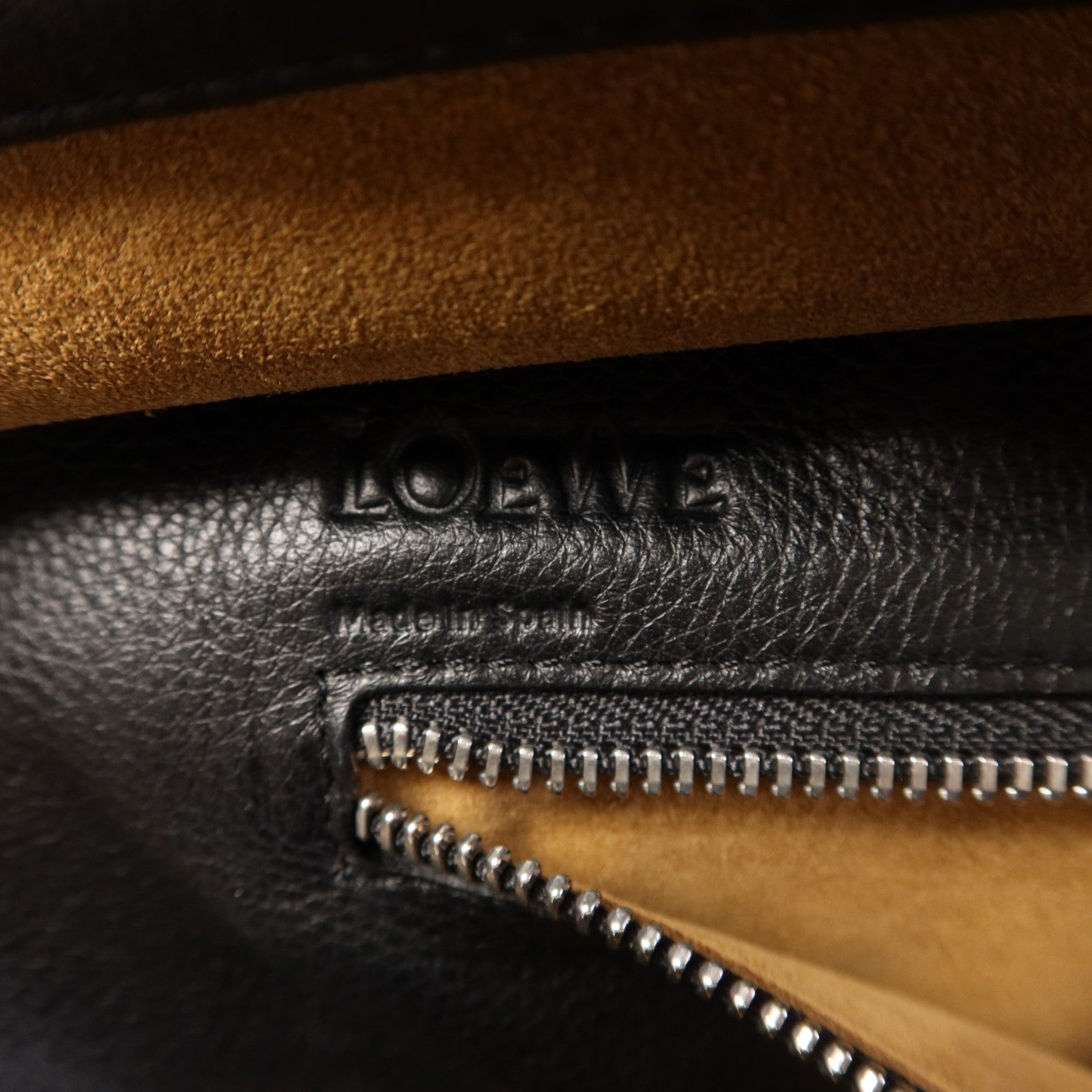 LOEWE 牛皮皮革Amazona銀扣手挽袋
