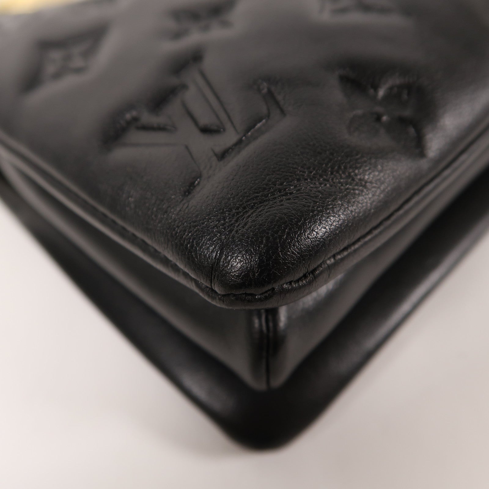 LOUIS VUITTON 【激減優惠】Monogram Embossed Coussin BB金扣鏈帶手挽肩背兩用袋