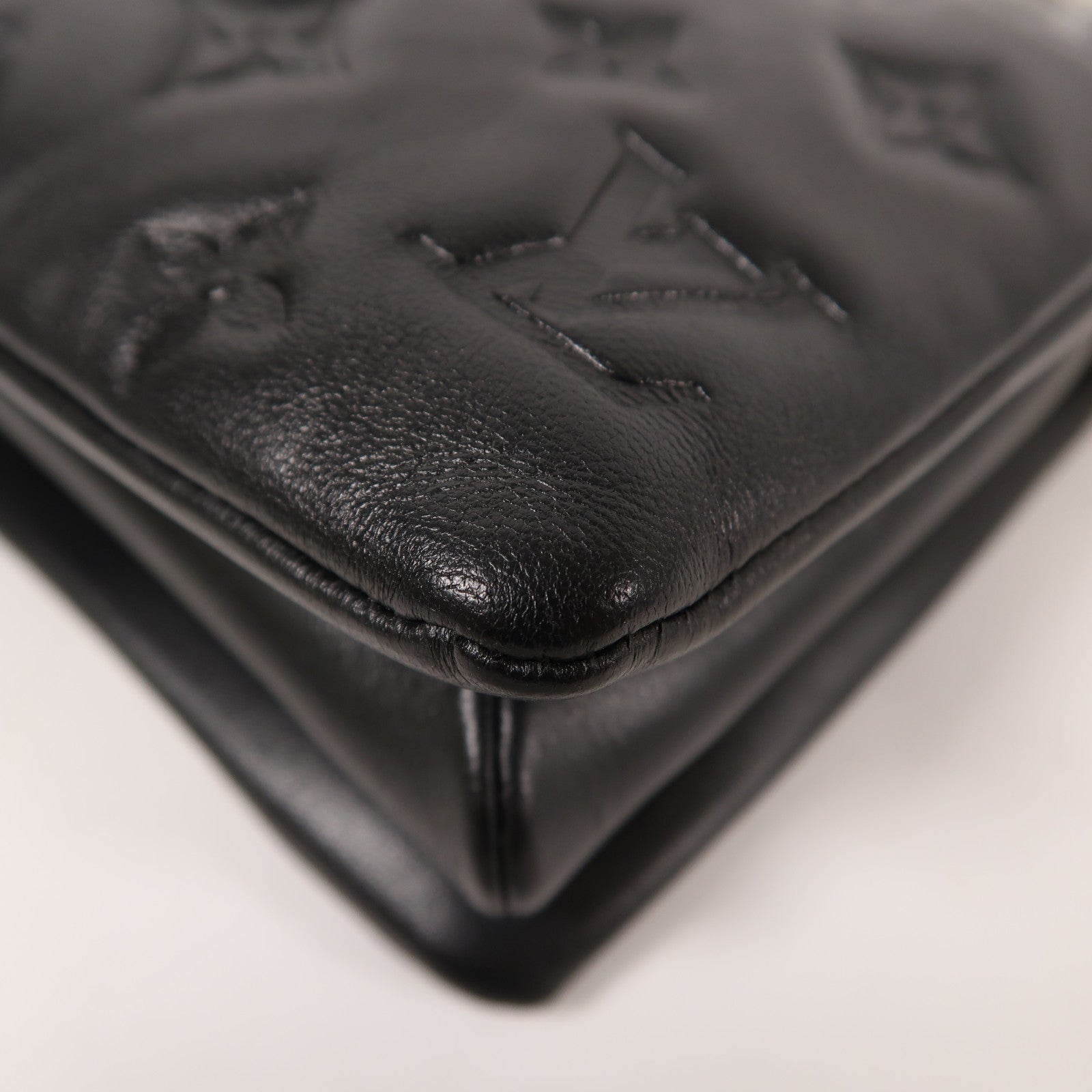 LOUIS VUITTON Monogram Embossed Coussin BB金扣鏈帶手挽肩背兩用袋