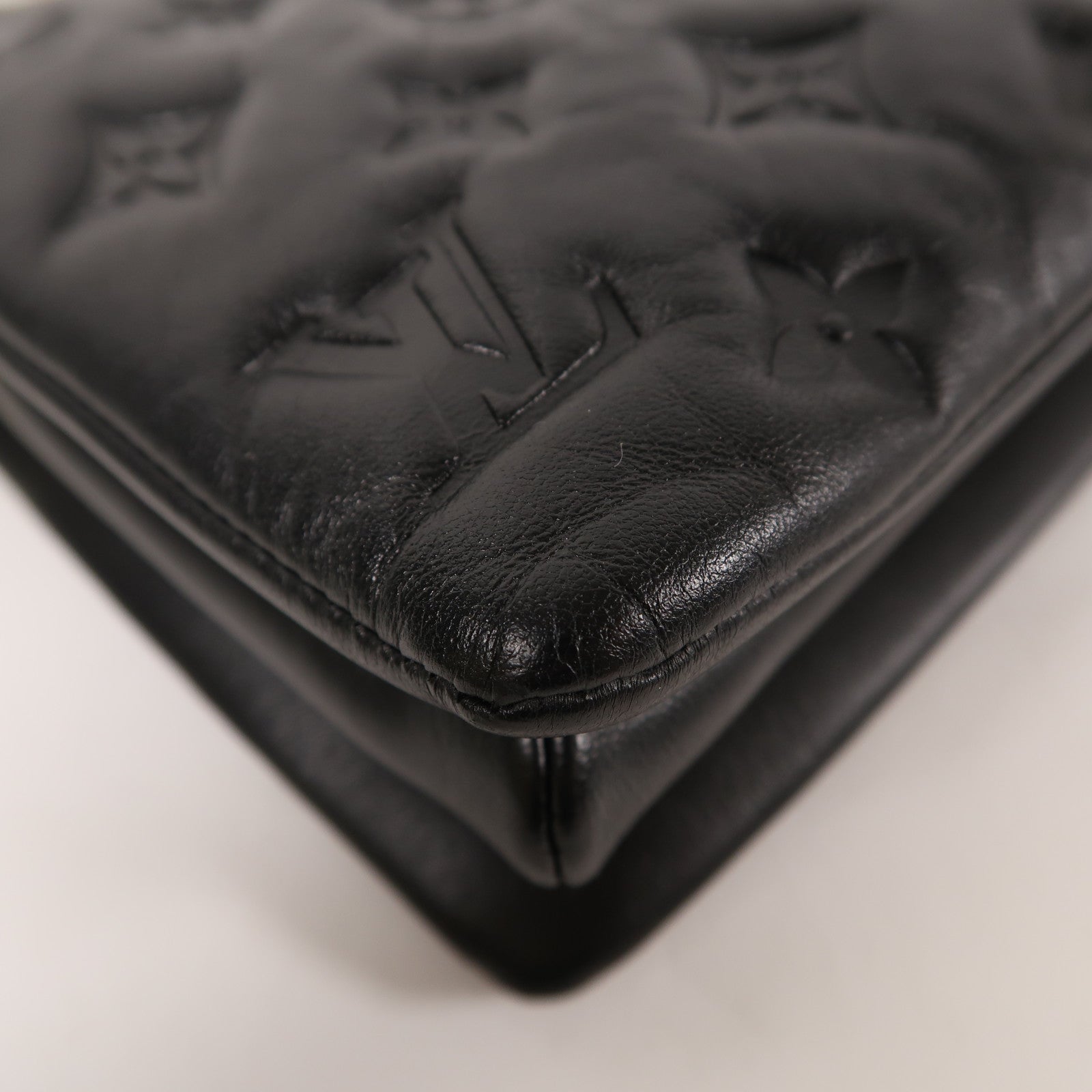 LOUIS VUITTON 【激減優惠】Monogram Embossed Coussin BB金扣鏈帶手挽肩背兩用袋