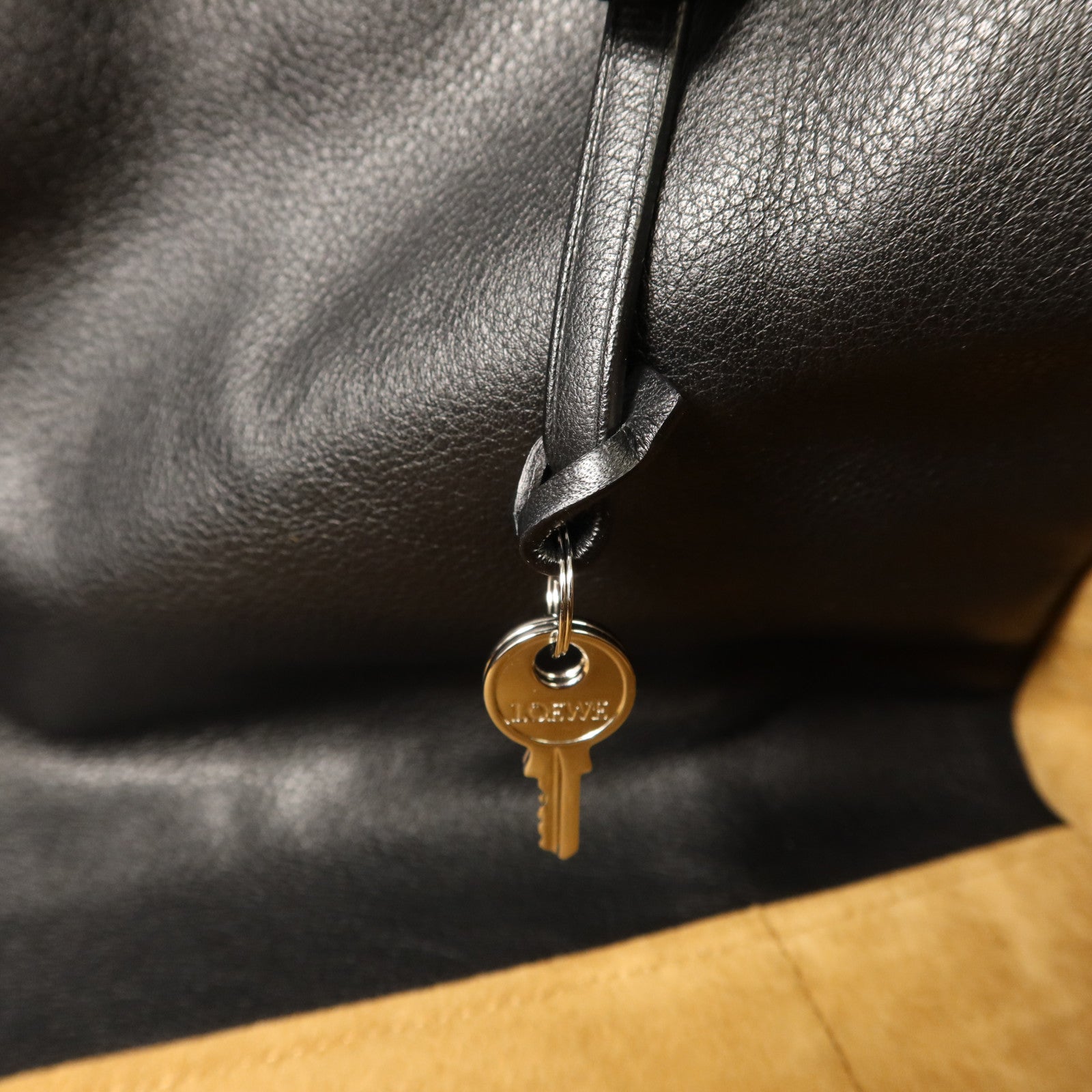 LOEWE 牛皮皮革Amazona銀扣手挽袋