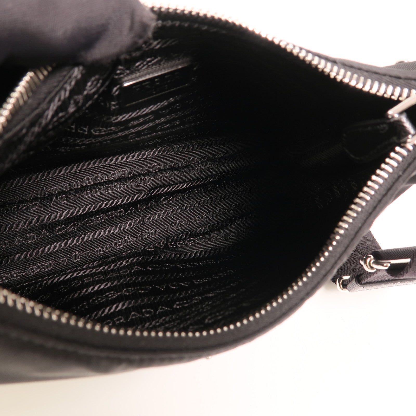 PRADA 尼龍Re-Edition 2005銀扣鏈帶肩背袋