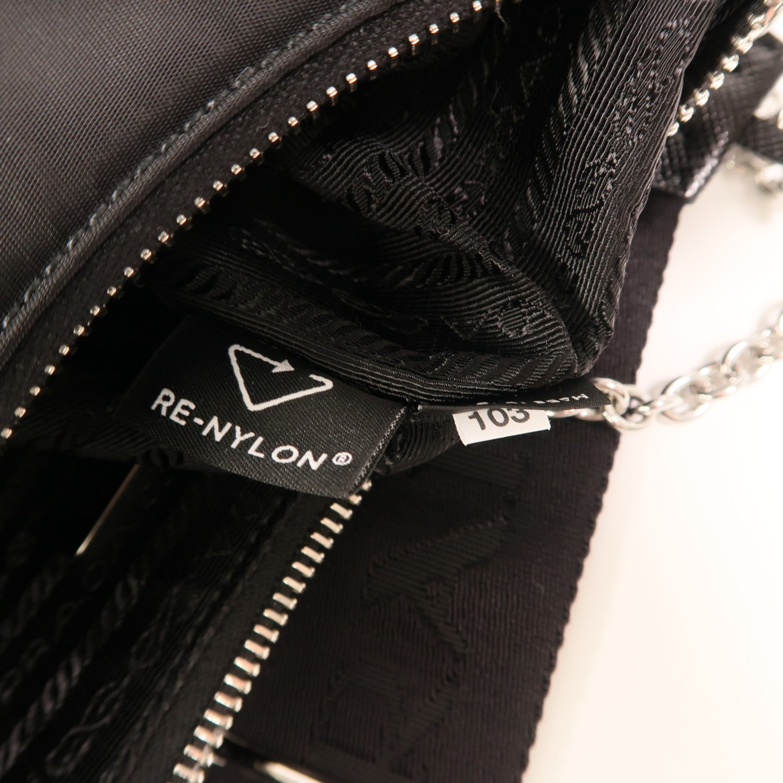 PRADA 尼龍Re-Edition 2005銀扣鏈帶肩背袋