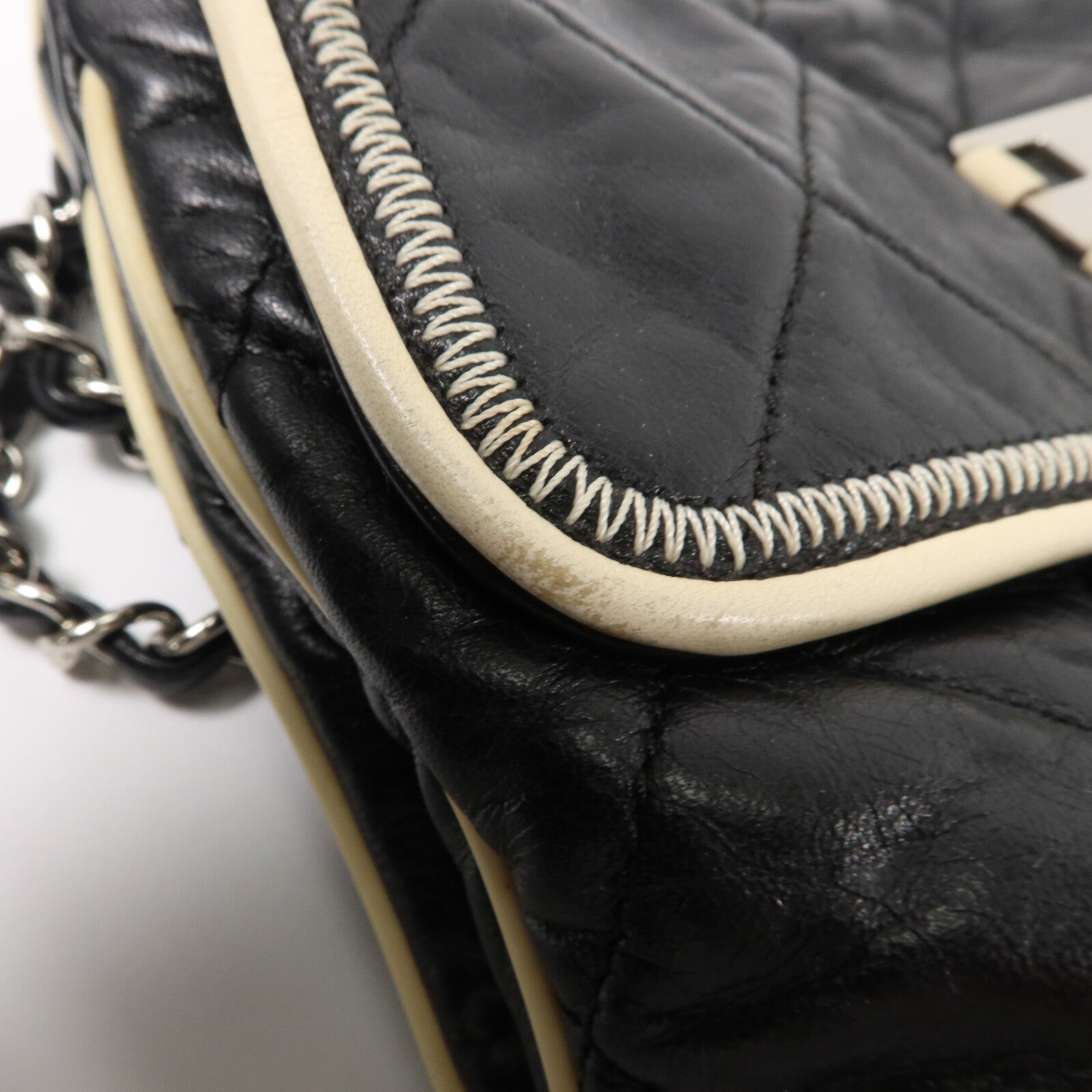 CHANEL 牛皮皮革2.55 East West Flap Bag鏈帶肩背袋