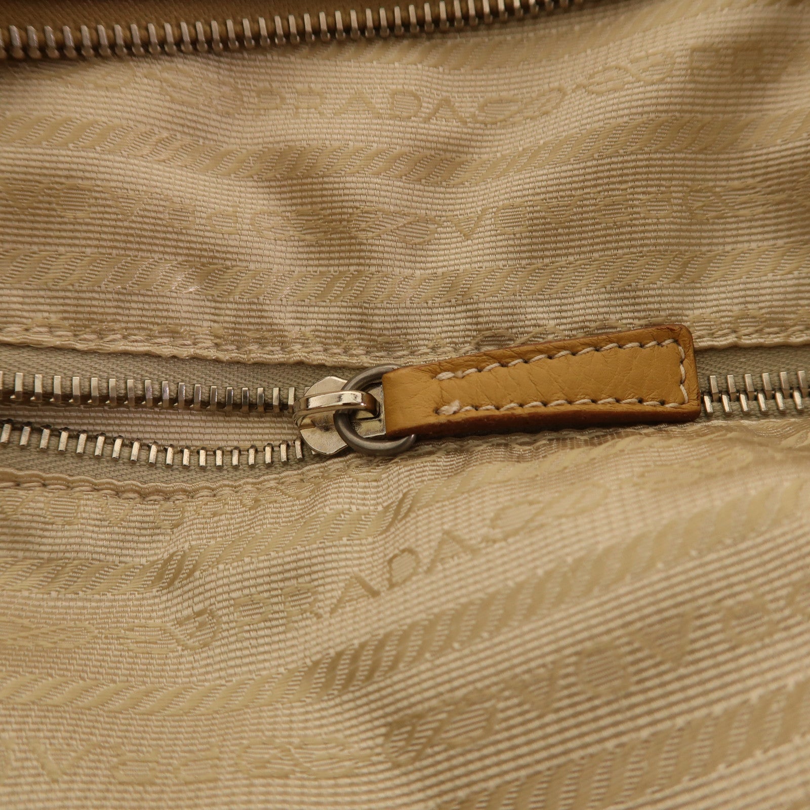 PRADA 牛皮皮革Shoulder Bag銀扣肩背袋