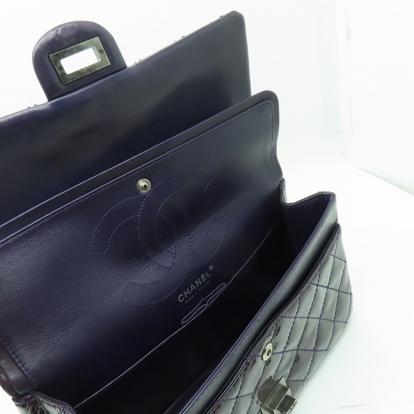 CHANEL **【清倉大減價】菱格漆皮皮革2.55銀扣鏈帶肩背袋紫色