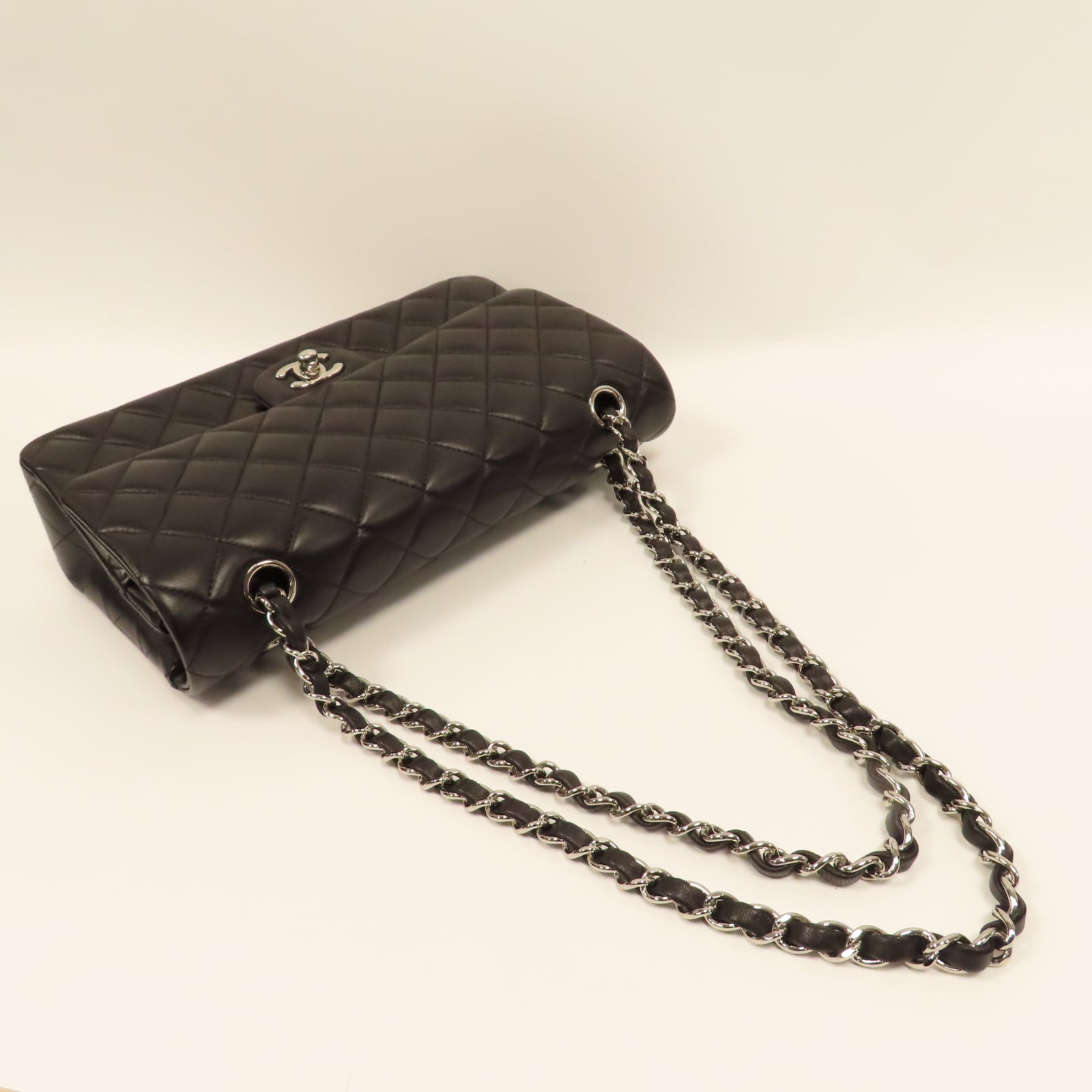 CHANEL 【激減優惠】菱格羊皮皮革Medium Classic Flap銀扣鏈帶肩背袋黑色