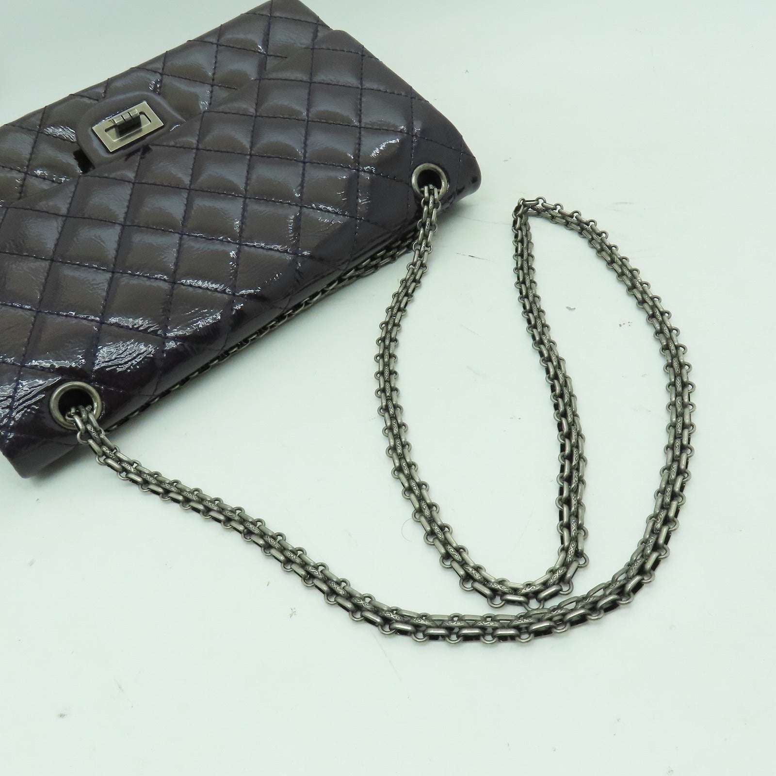 CHANEL **【清倉大減價】菱格漆皮皮革2.55銀扣鏈帶肩背袋紫色