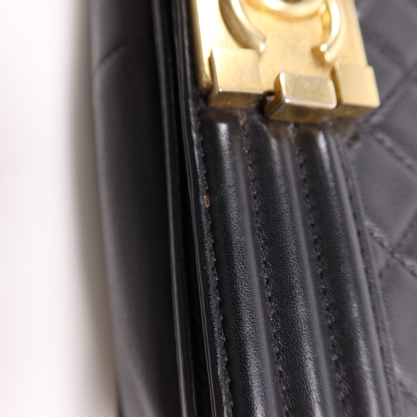 CHANEL 羊皮皮革Boy 25金扣鏈帶肩背袋