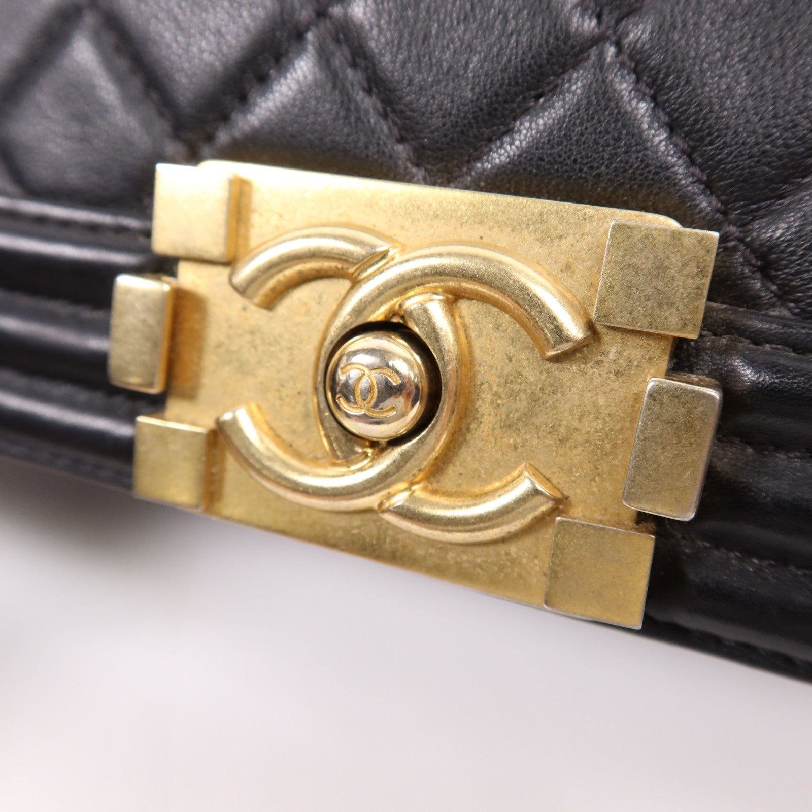 CHANEL 羊皮皮革Boy 25金扣鏈帶肩背袋