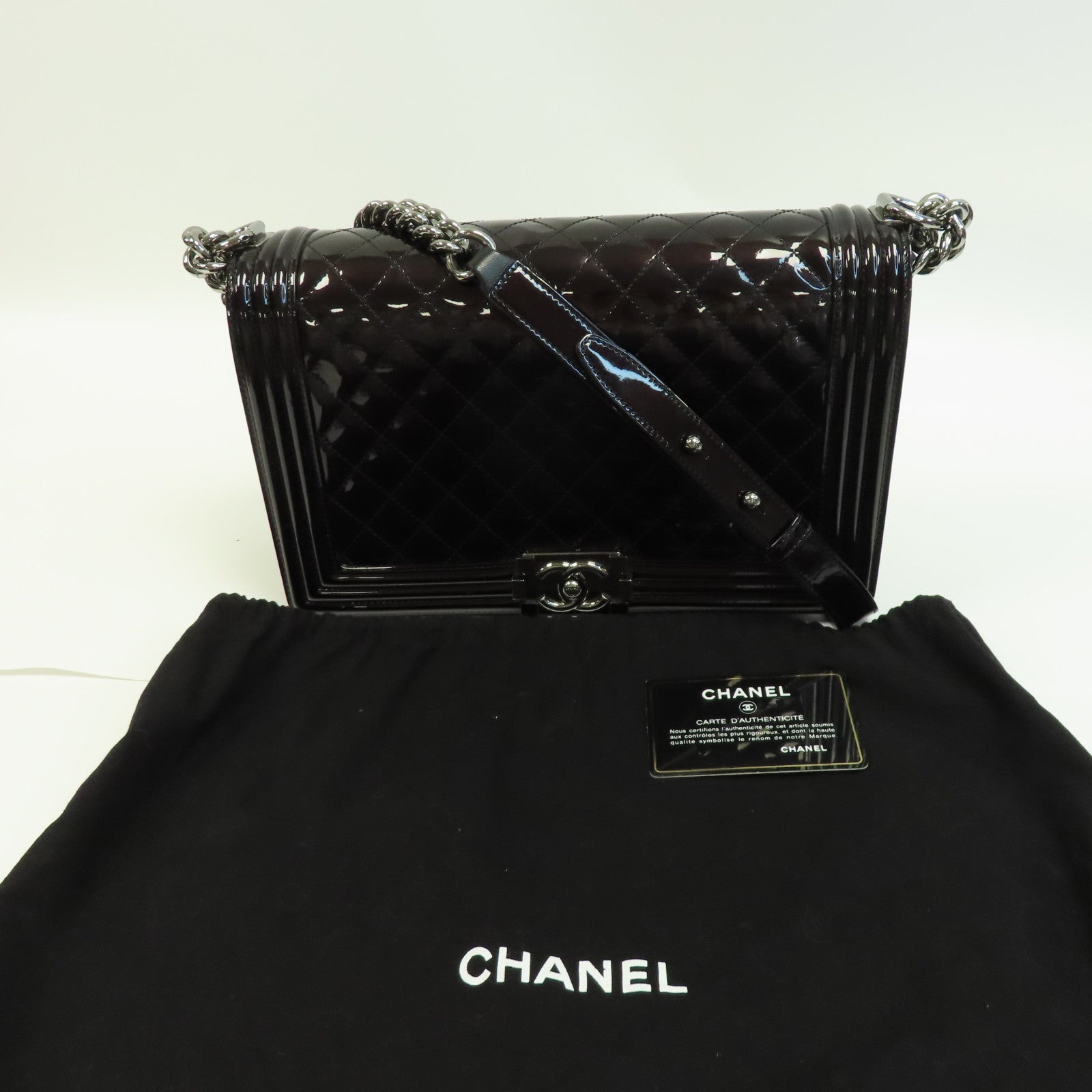 CHANEL 菱格漆皮皮革Boy 28銀扣鏈帶肩背袋黑色