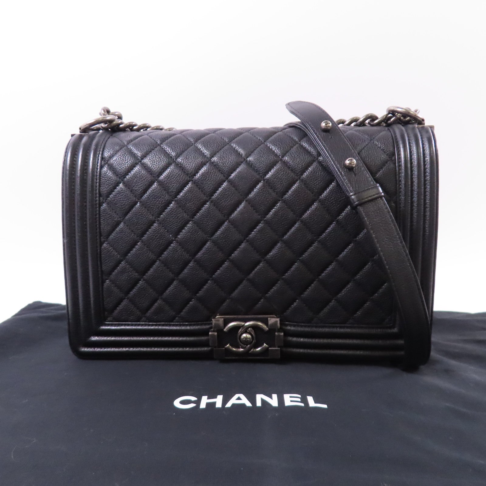 CHANEL 牛皮皮革Boy 28銀扣肩背袋