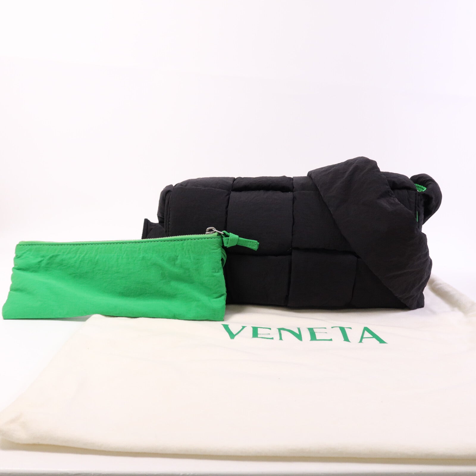 BOTTEGA VENETA 尼龍Tech Cassette銀扣肩背袋
