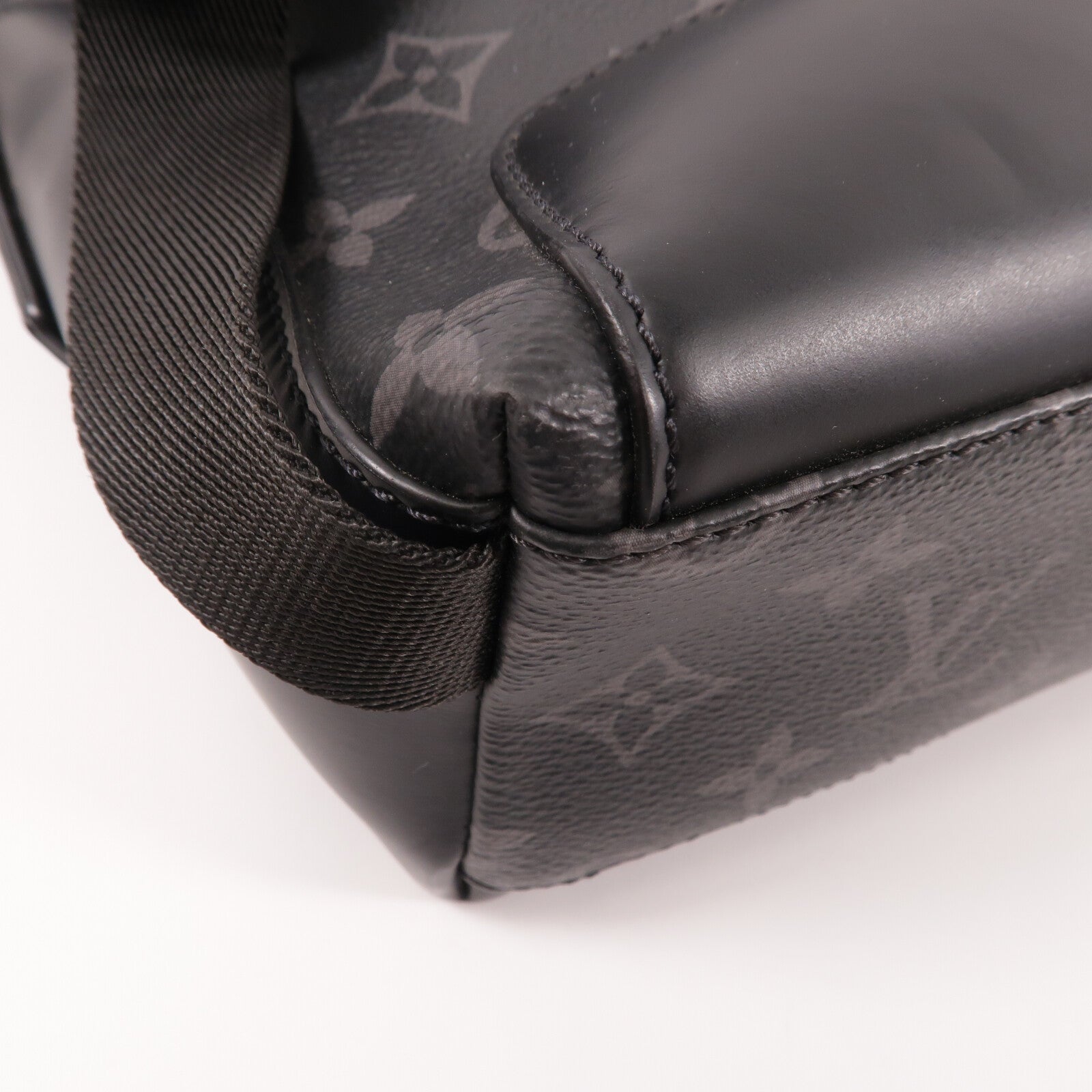 LOUIS VUITTON Monogram Eclipse Voyager PM肩背袋