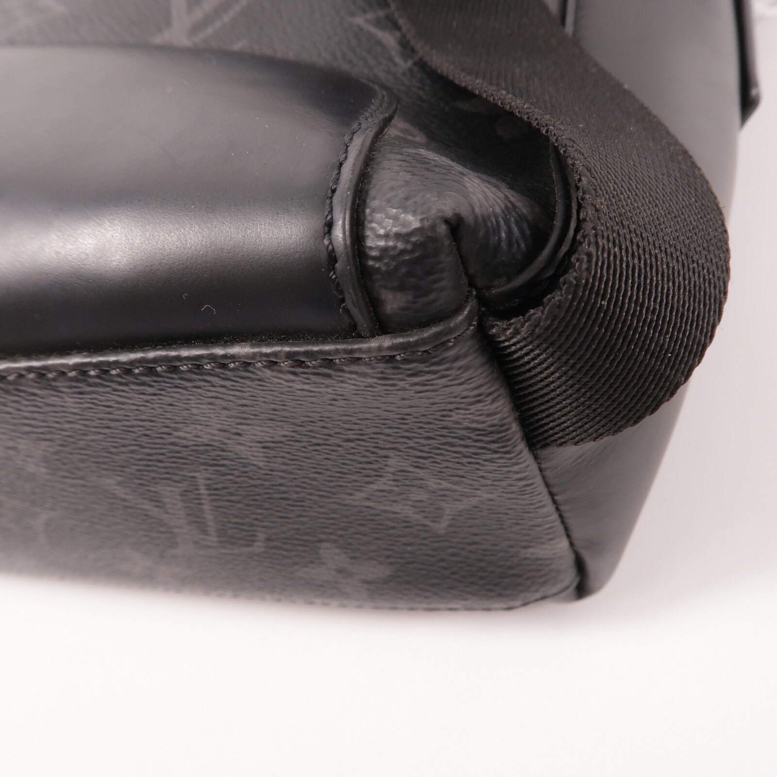LOUIS VUITTON Monogram Eclipse Voyager PM肩背袋