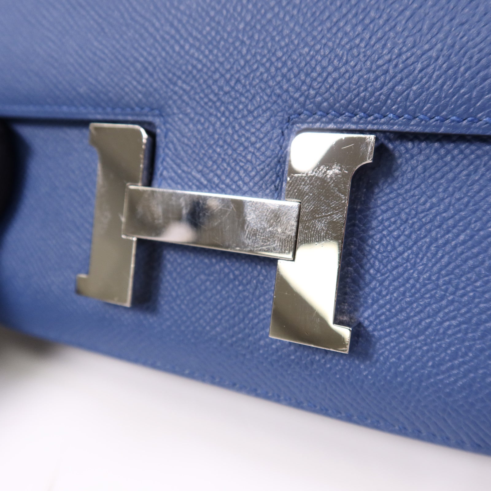 HERMES Epsom皮革Constance Mini銀扣肩背袋Bleu Agate/Gris Mouette