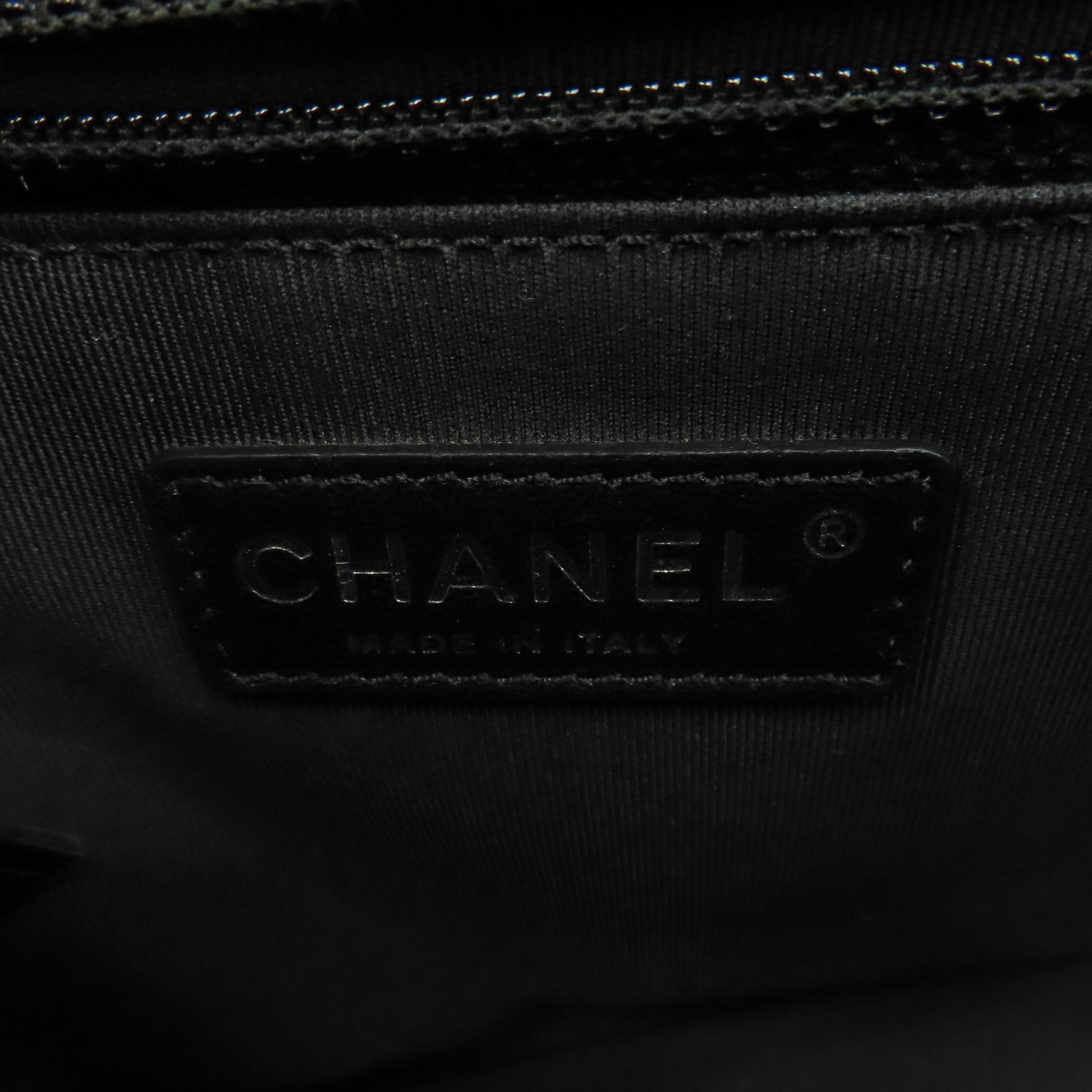 CHANEL 菱格漆皮皮革Boy 28銀扣鏈帶肩背袋黑色