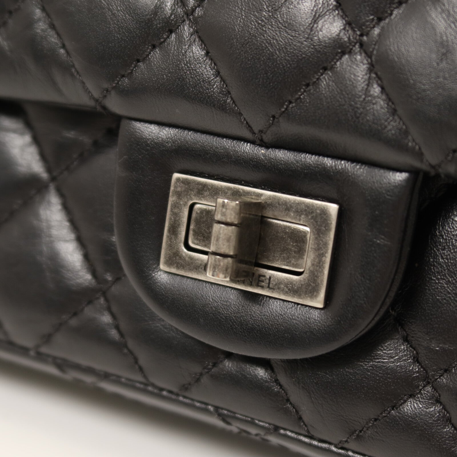CHANEL 牛皮皮革2.55銀扣鏈帶肩背袋