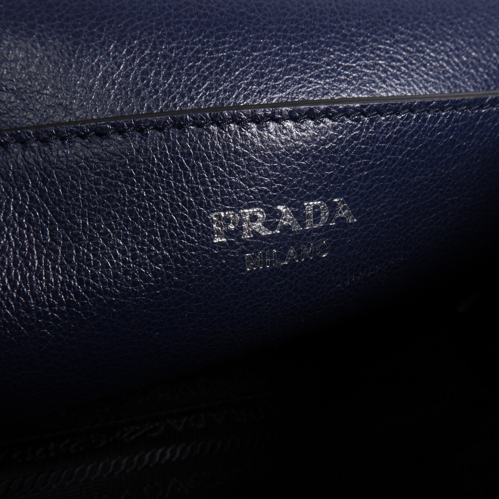 PRADA 牛皮皮革Studded Padlock肩背袋
