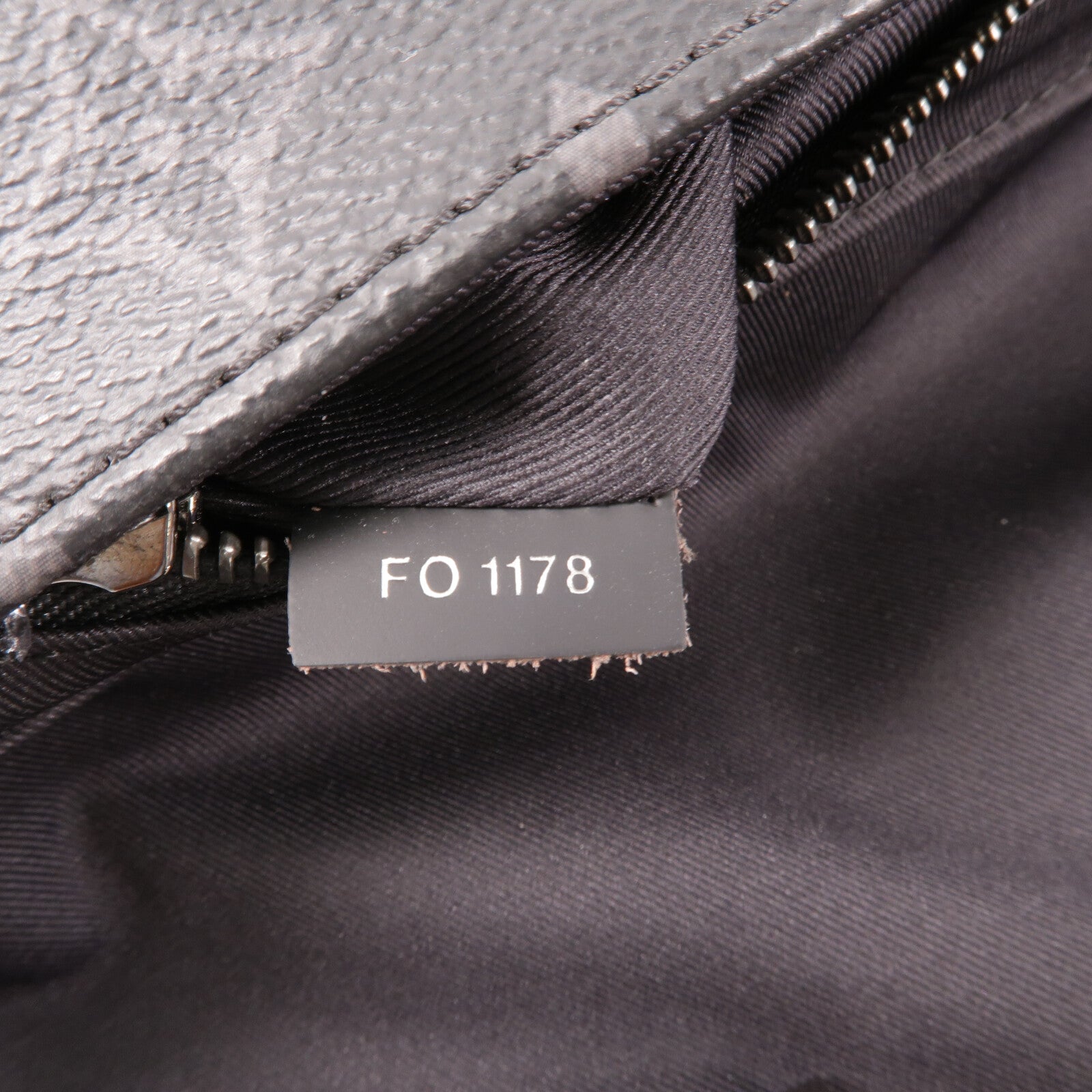 LOUIS VUITTON Monogram Eclipse Voyager PM肩背袋
