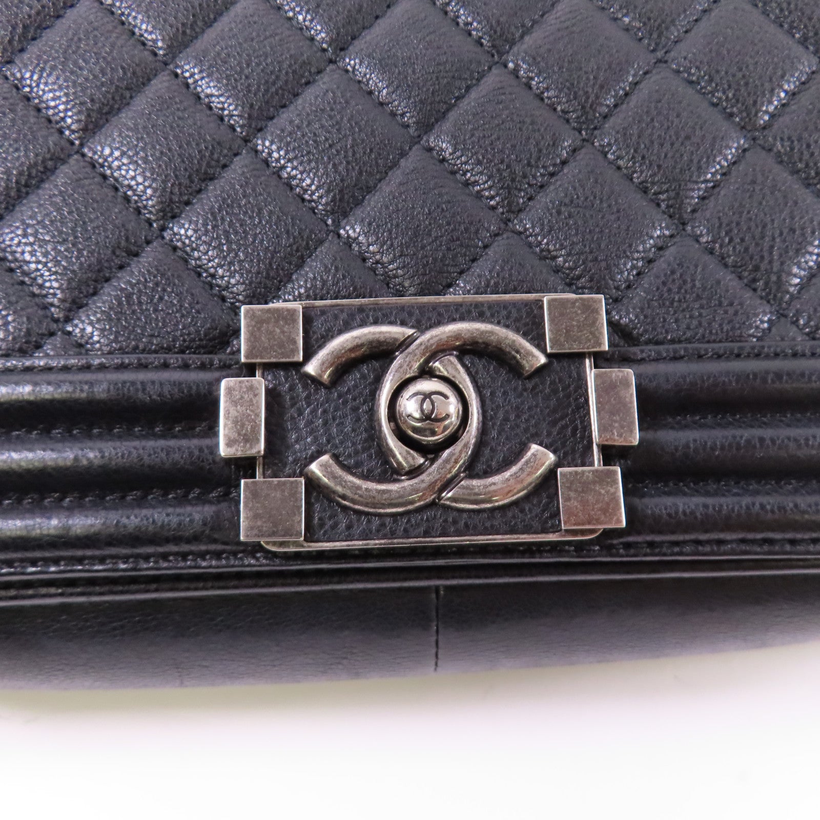 CHANEL 牛皮皮革Boy 28銀扣肩背袋